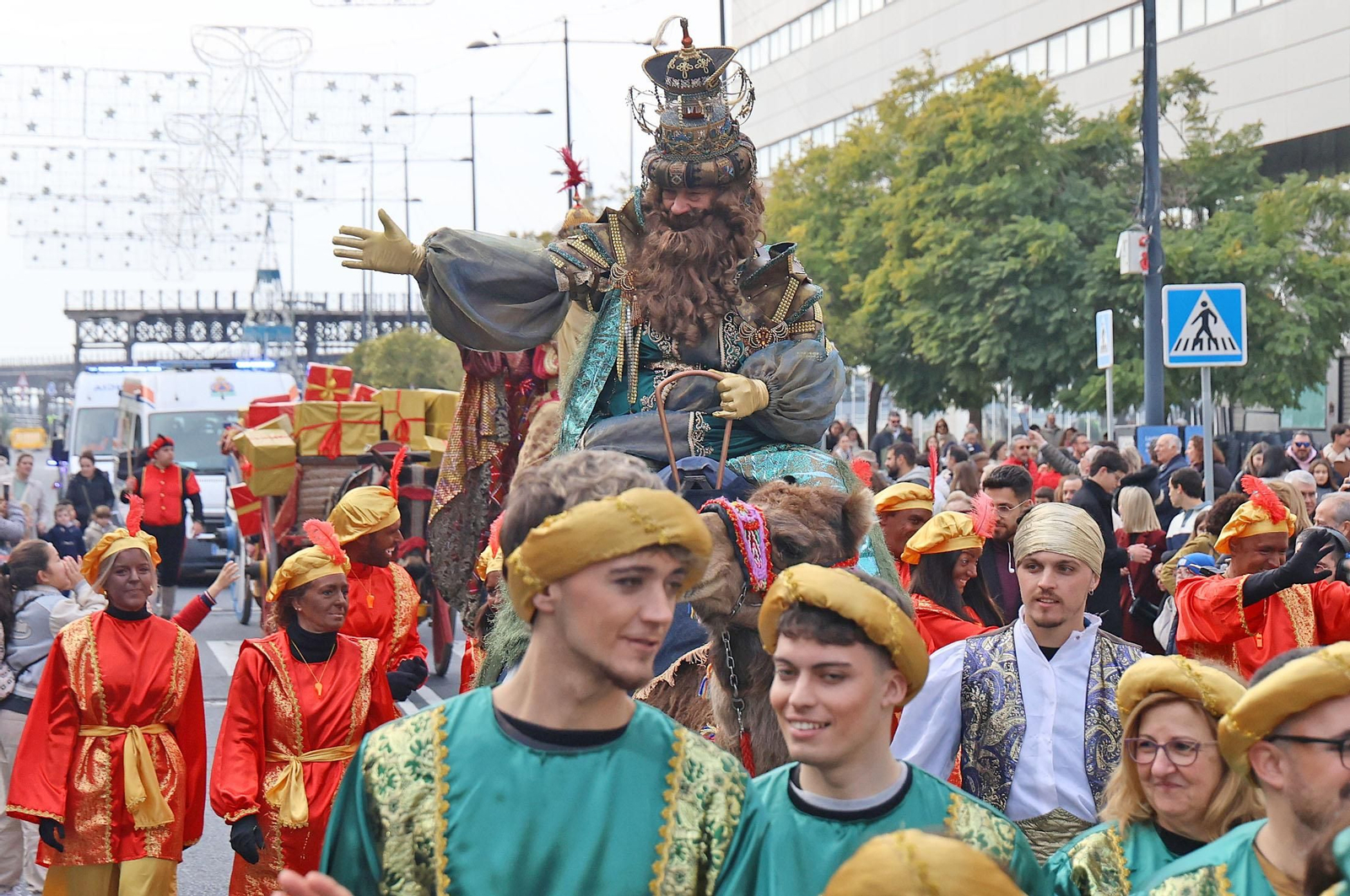 Imágenes del recorrido en camello de los Reyes Magos acompañados de la Estrella de la Ilusión y del Heraldo Real