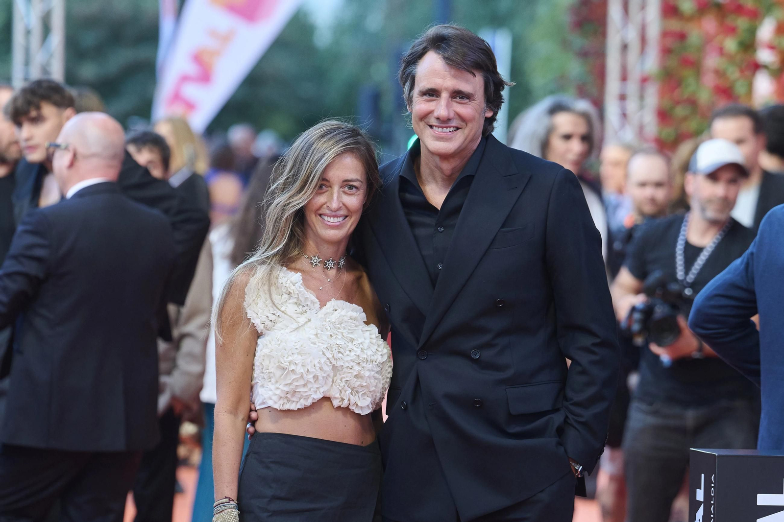 Ion Aramendi y María Amores han acudido juntos y con la mejor de sus sonrisas al FesTVal de Vitoria.