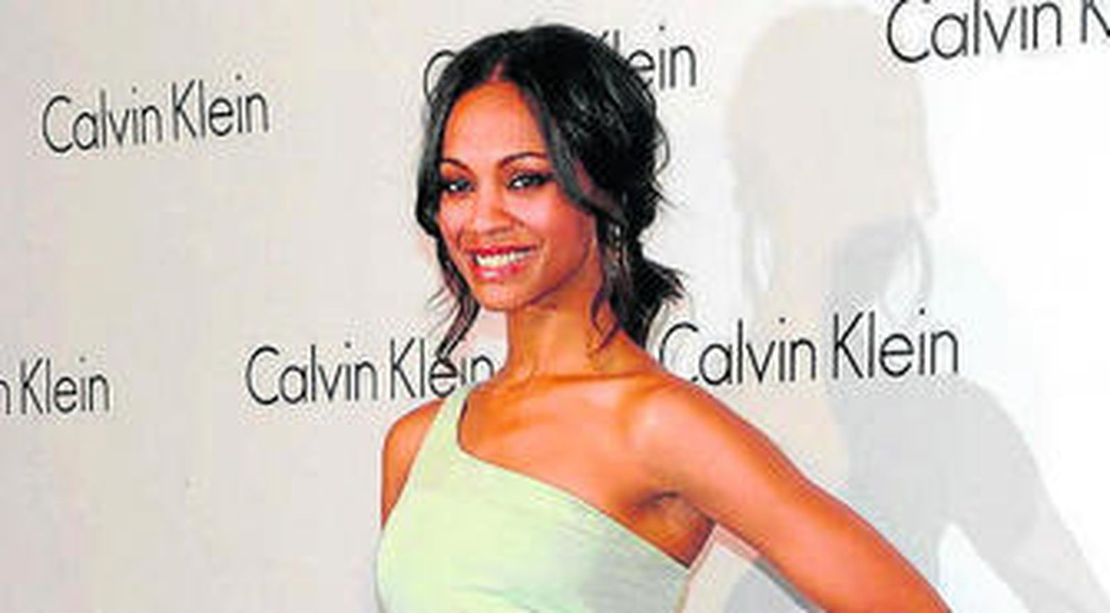 Zoe Saldaña relevará a Eva Mendes en Calvin Klein