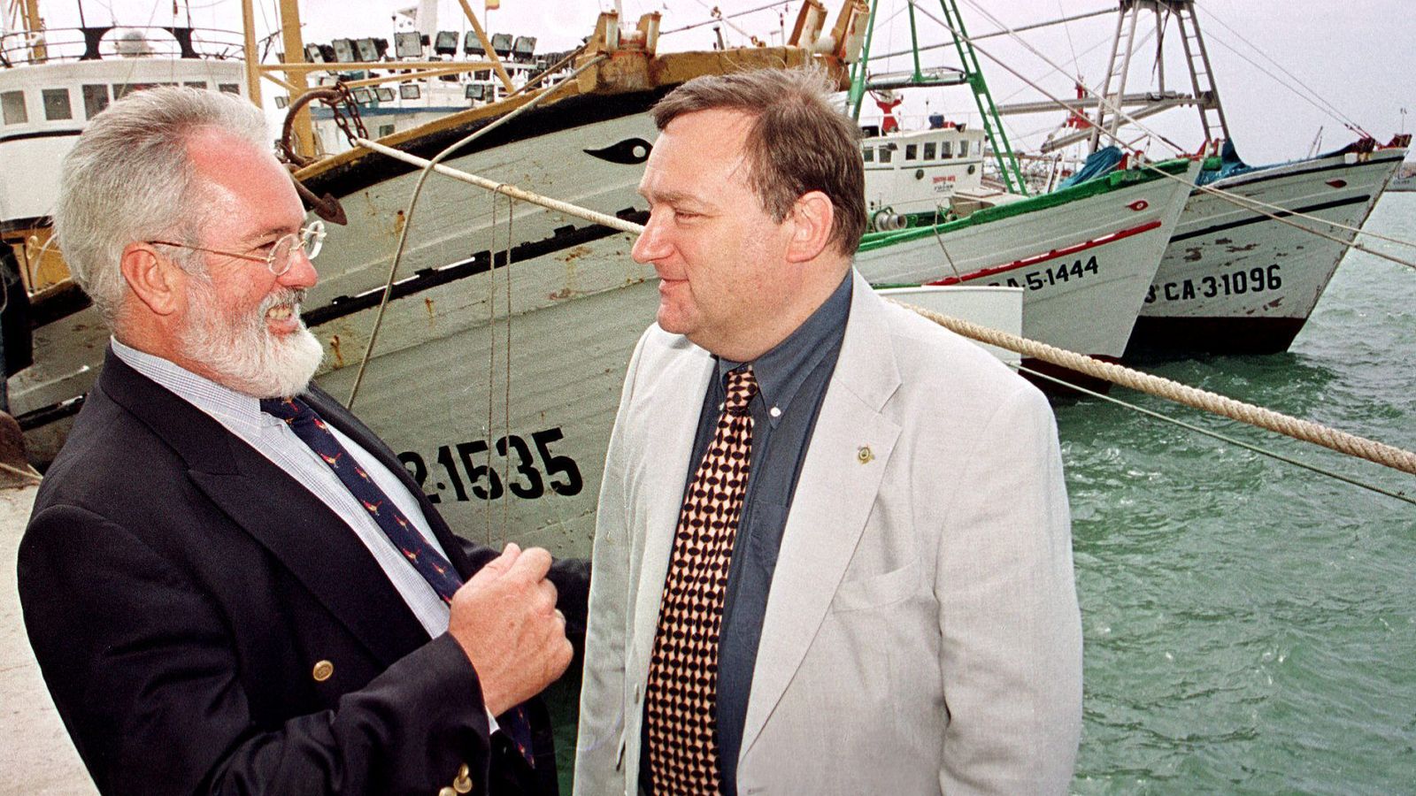 Miguel Arias, en el año 2000, con el ministro británico de Pesca, en el puerto de Barbate con la flota amarrada