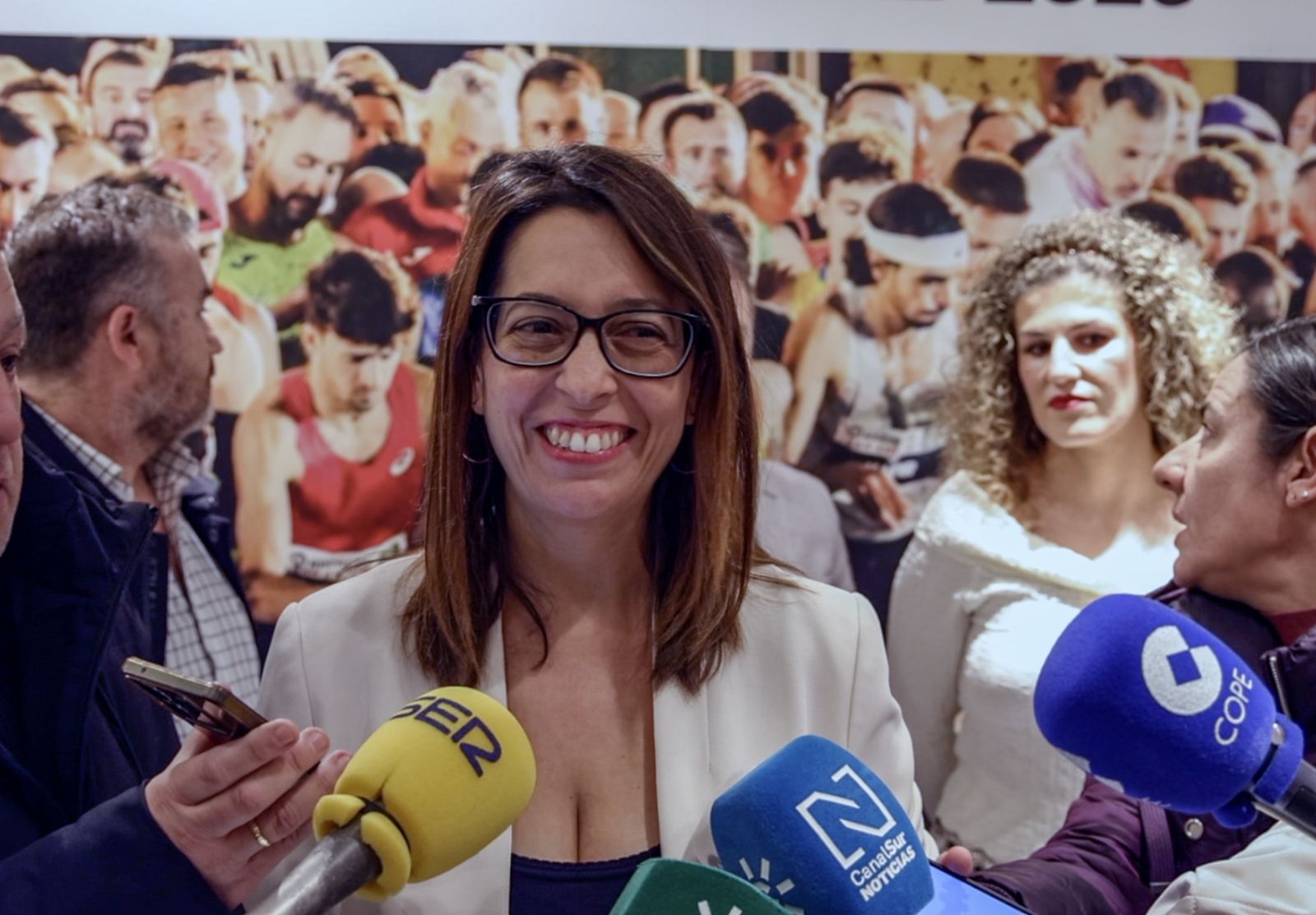 África Colomo responde a las preguntas de los periodistas en la presentación de la Carrera de San Antón 2026.