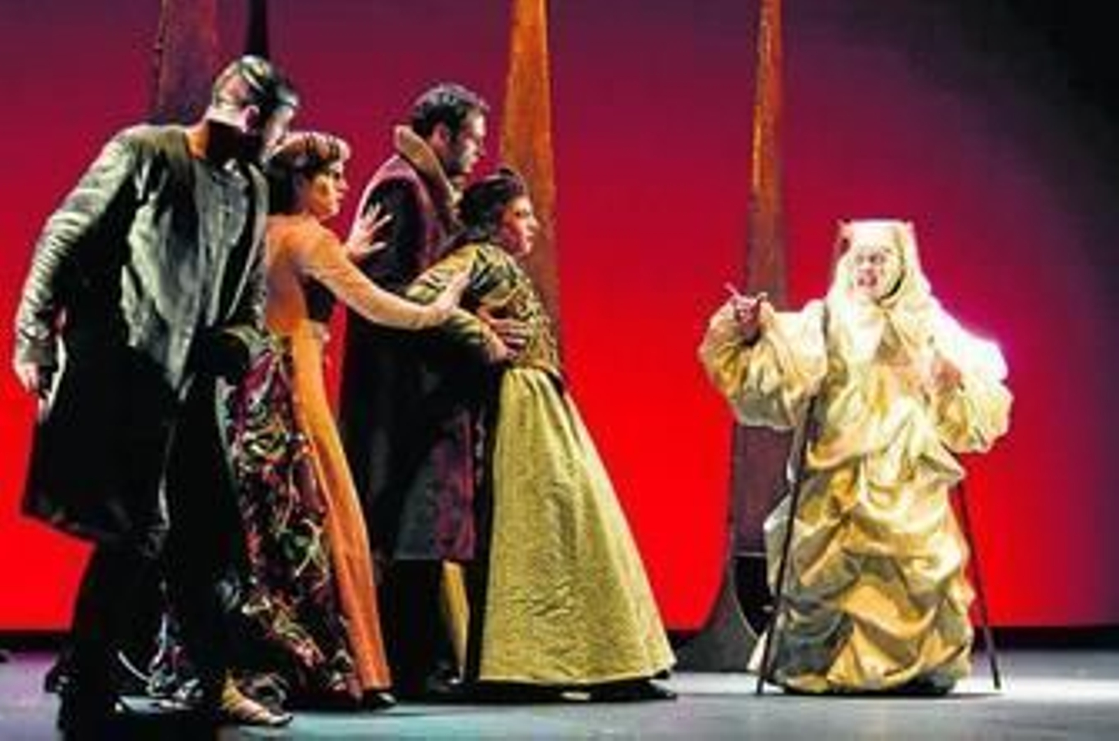 El grupo Atalaya durante la representación de su obra teatral.