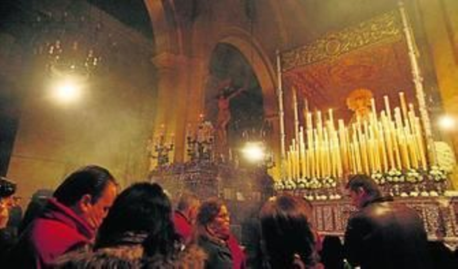 El Cristo de la Expiración y la Virgen del Rosario, en el interior de su iglesia.