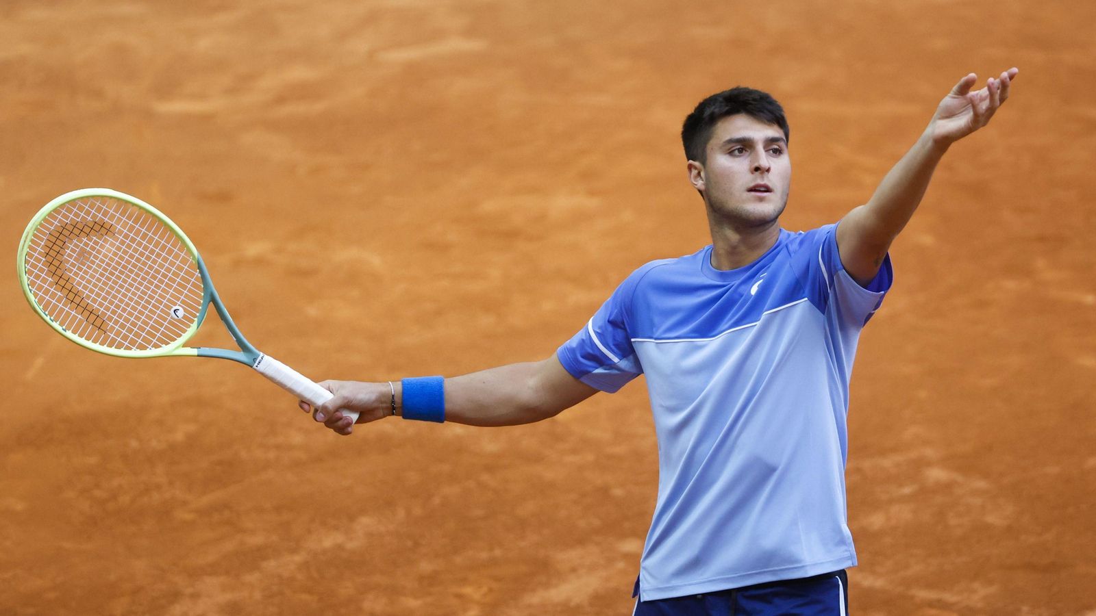 Pablo Llamas, en el momento de sacar en un juego del partido ante Klein.