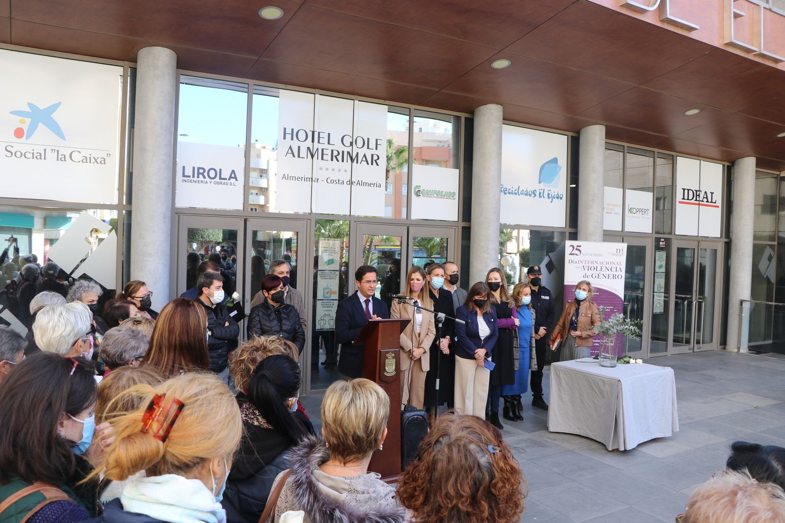 El Ejido dedica una flor a cada una de las 37 víctimas en 2021