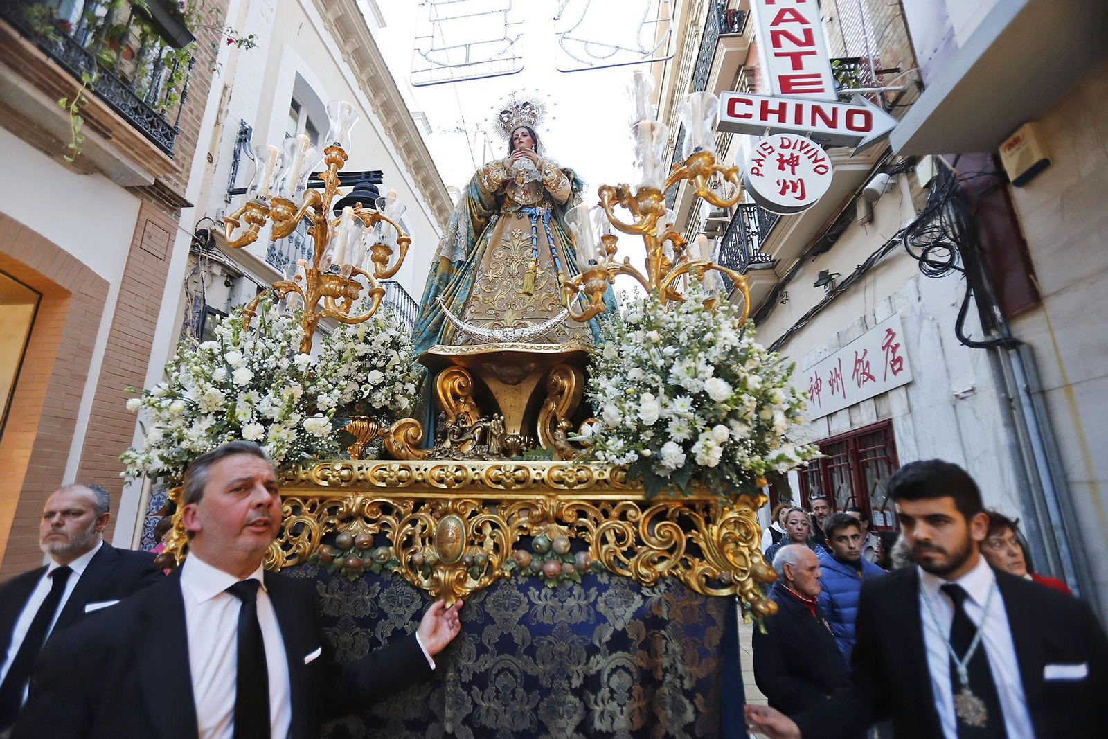 Imágenes de la procesión de la Purísima Concepción por las calles del el centro