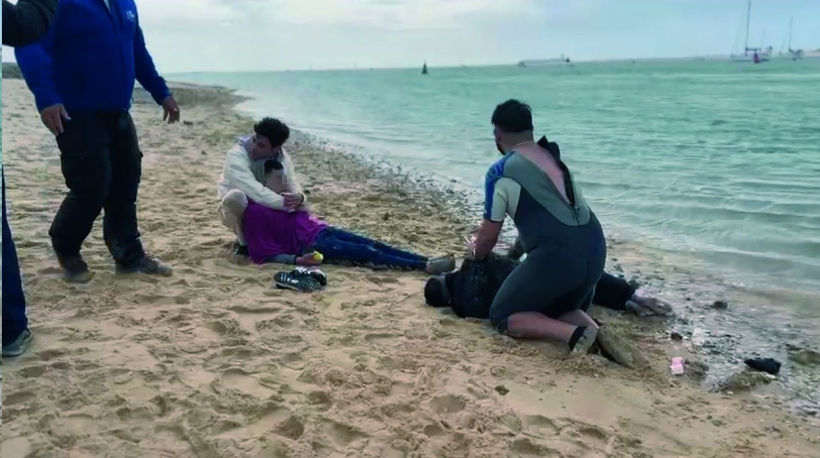 Personas auxiliando a los inmigrantes.