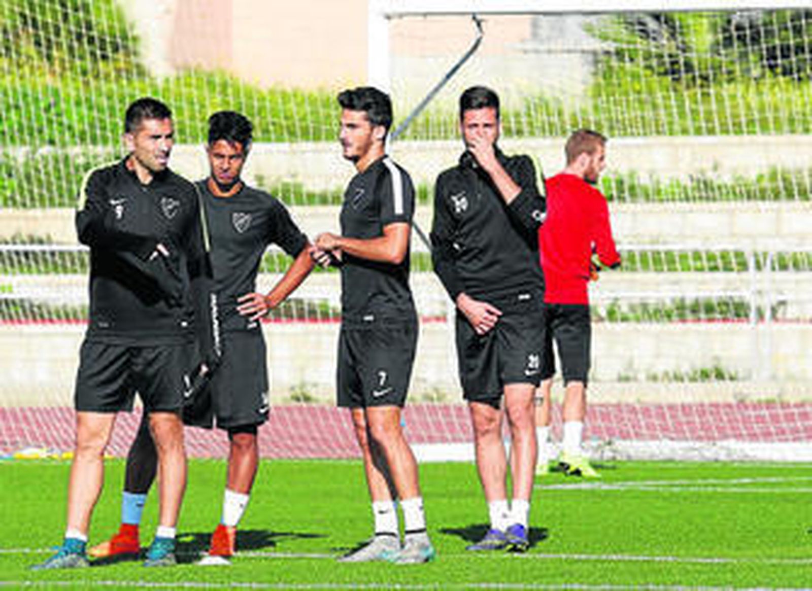 Varios jugadores toman aire en un receso del entrenamiento de ayer.
