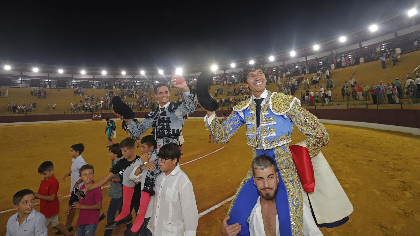Fotos de la corrida del viernes de la Feria de La Línea: Curro Díaz, Manuel Escribano y David Galván