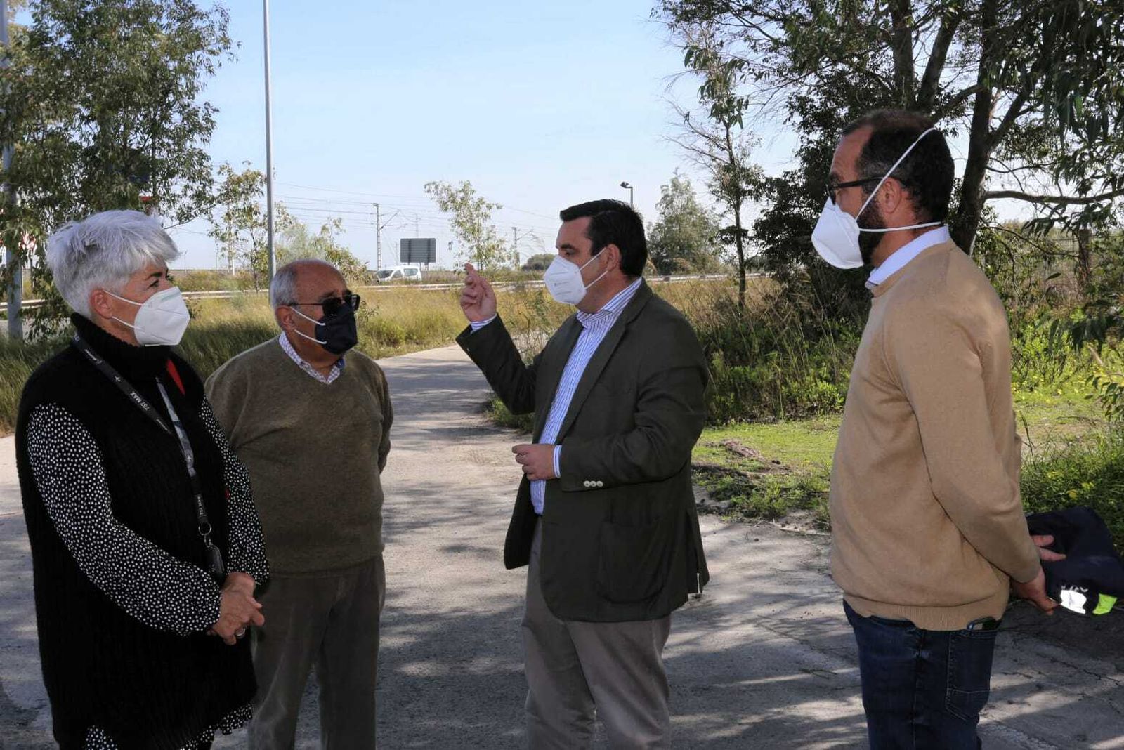 El concejal Curro Martínez, con los representantes vecinales de Valdelagrana.