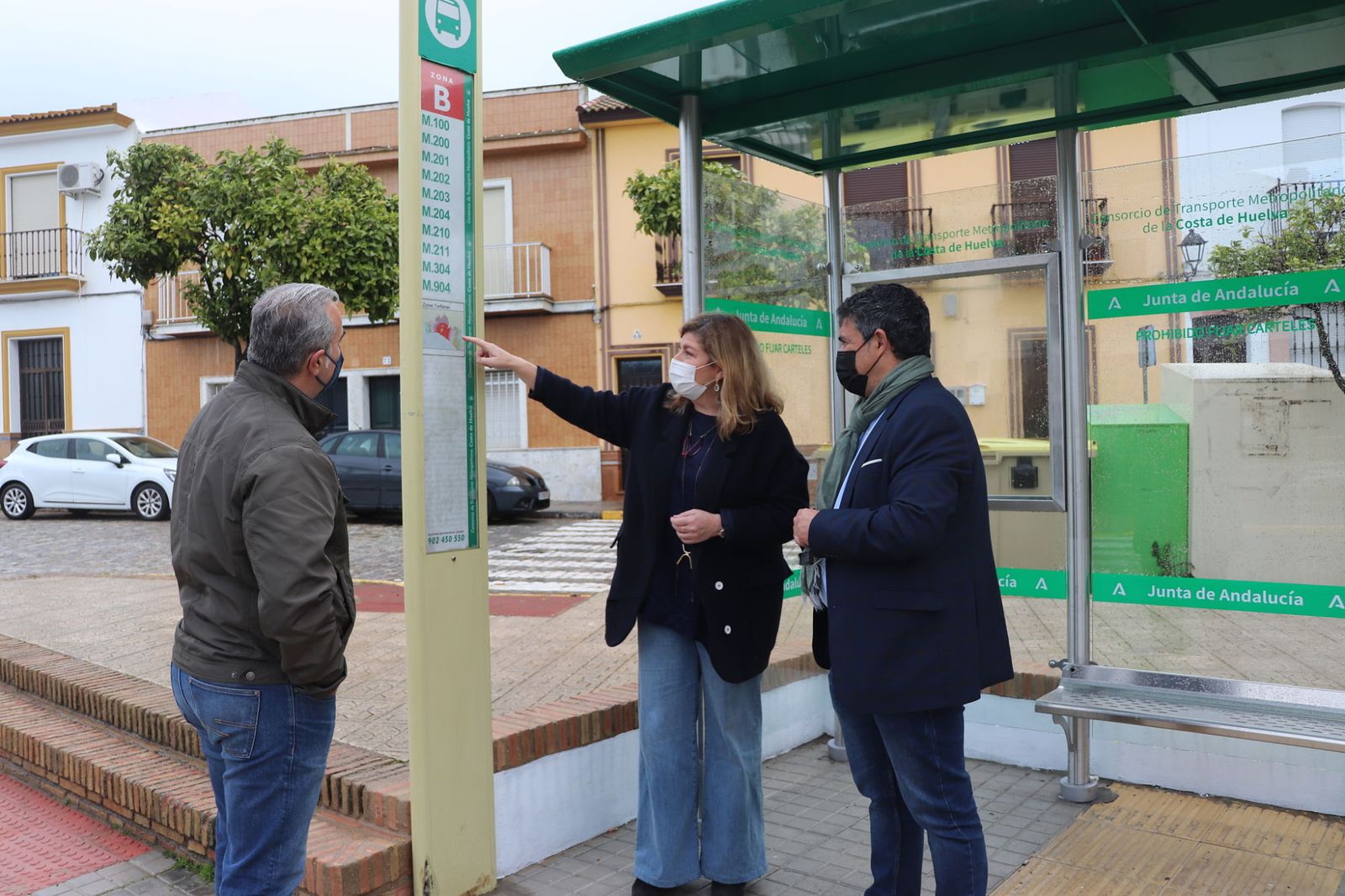 José Manuel Correa y Berta Centeno durante su visita a la nueva marquesina de Gibraleón.