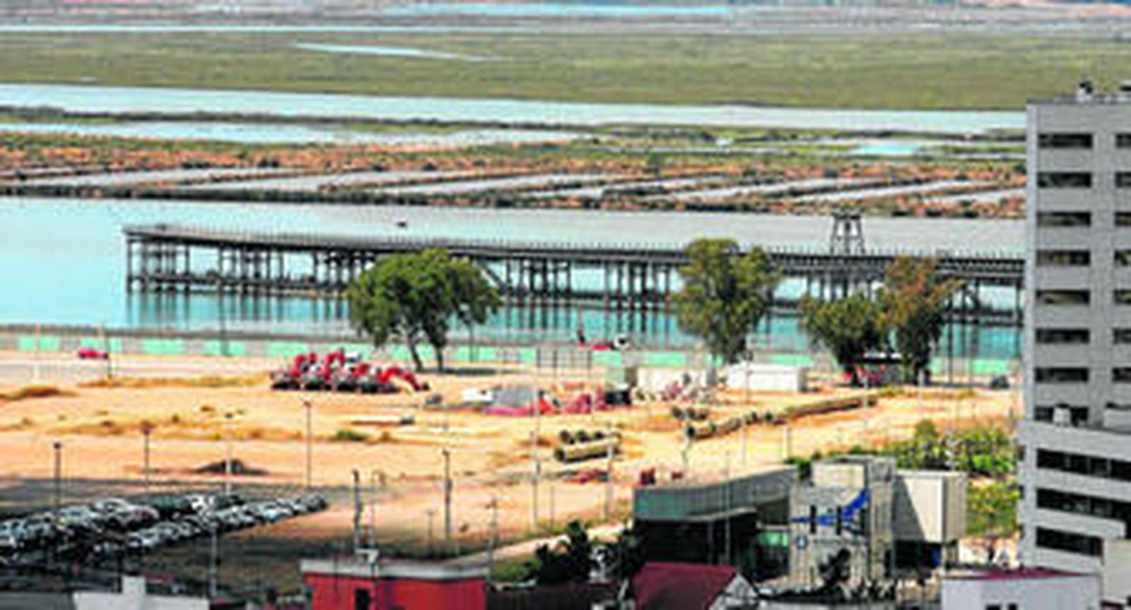 Material de obras acopiado en el antiguo Recinto Colombino, junto a la zona de Pescadería.