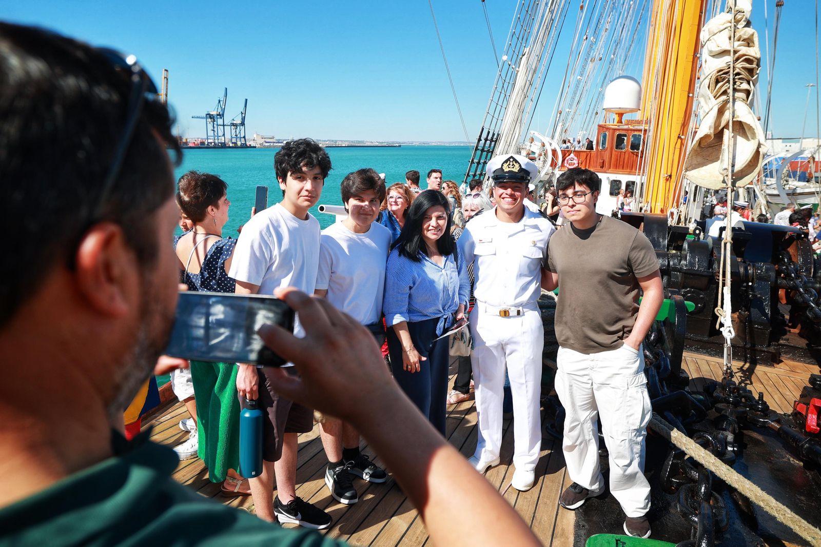 El gemelo del 'Elcano' está en Cádiz: las visitas al buque 'Esmeralda', en imágenes
