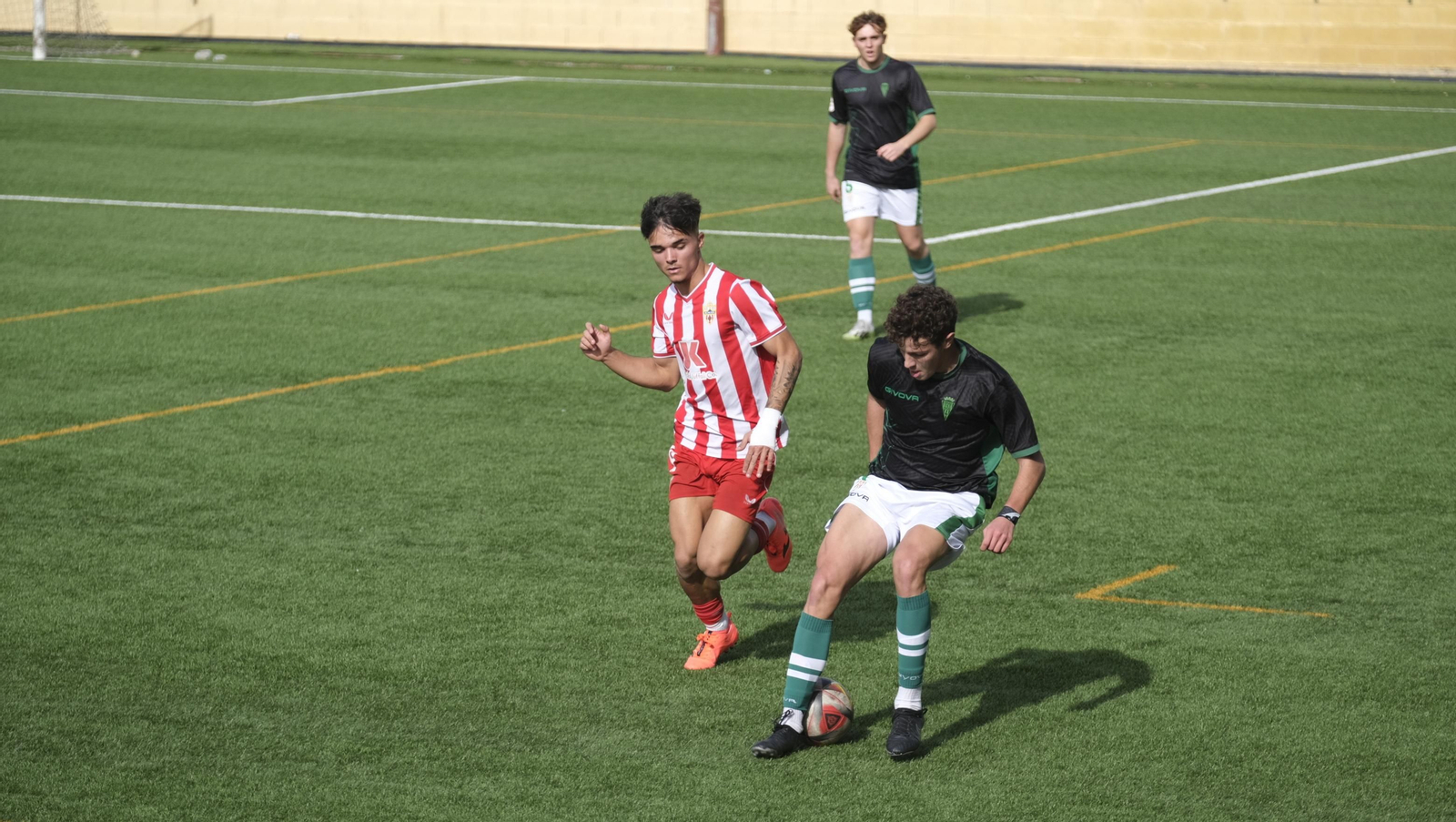 El rojiblanco José Ismael persigue a un rival durante un partido en casa de esta temporada.