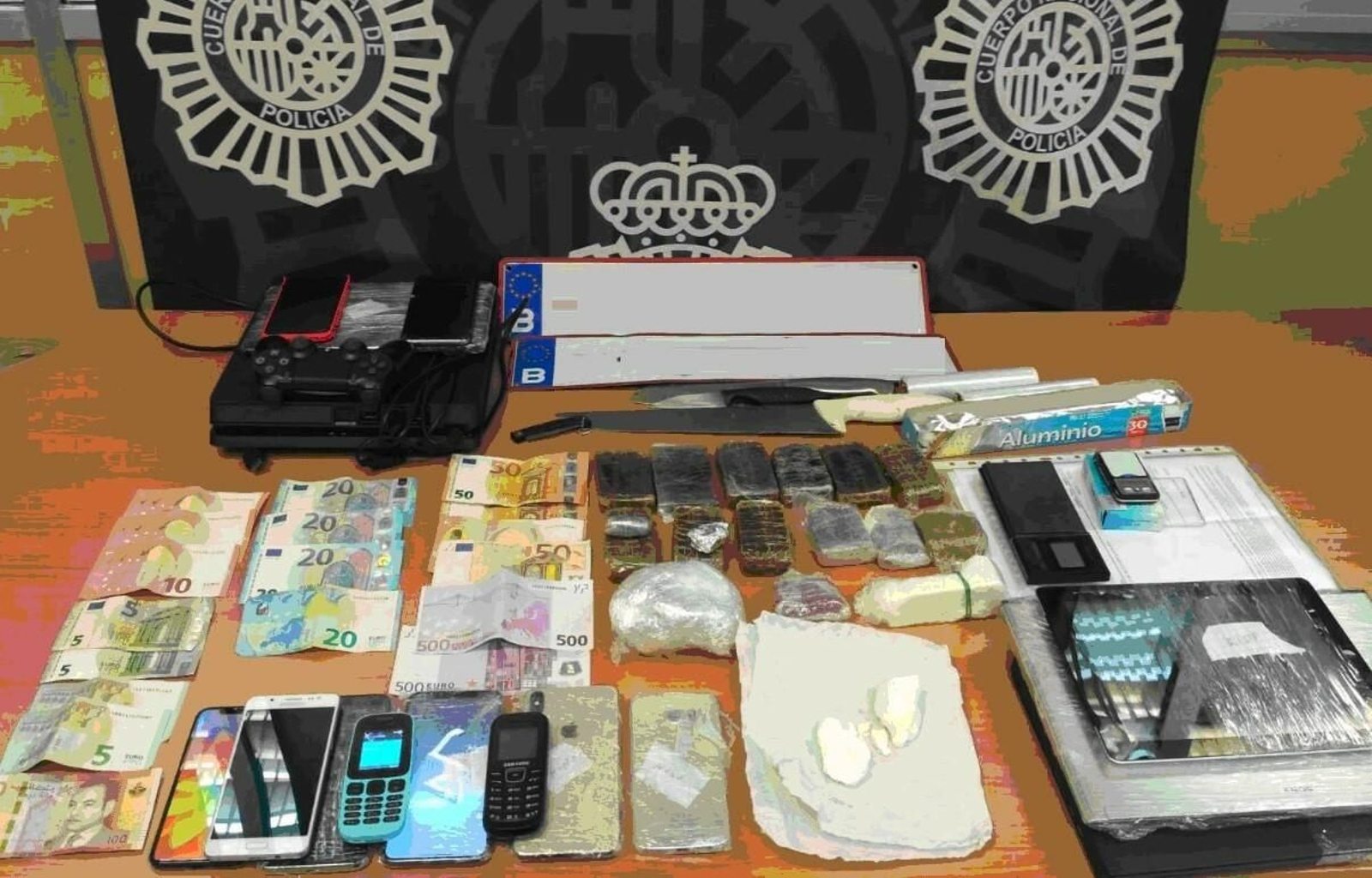 Droga, efectos y dinero intervenido a un hombre que tenía alquilado un trastero