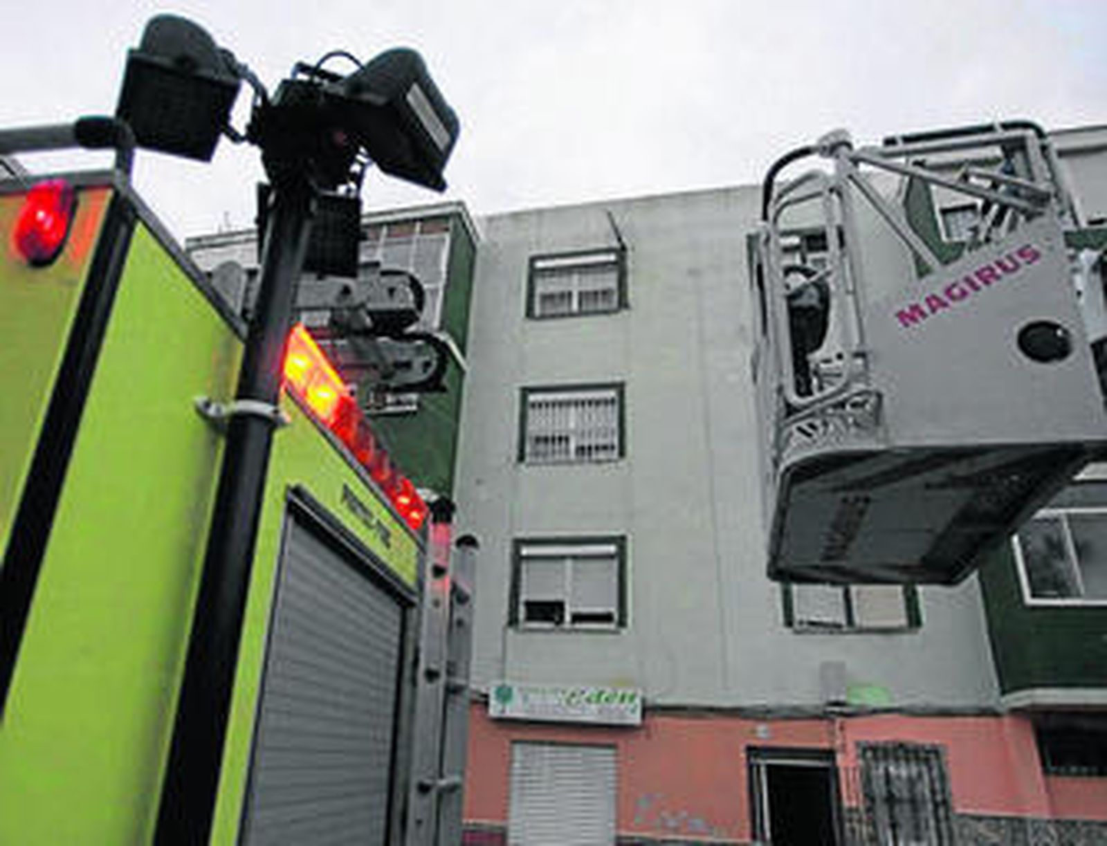 Los bomberos, durante el incidente registrado ayer en Mondéjar.