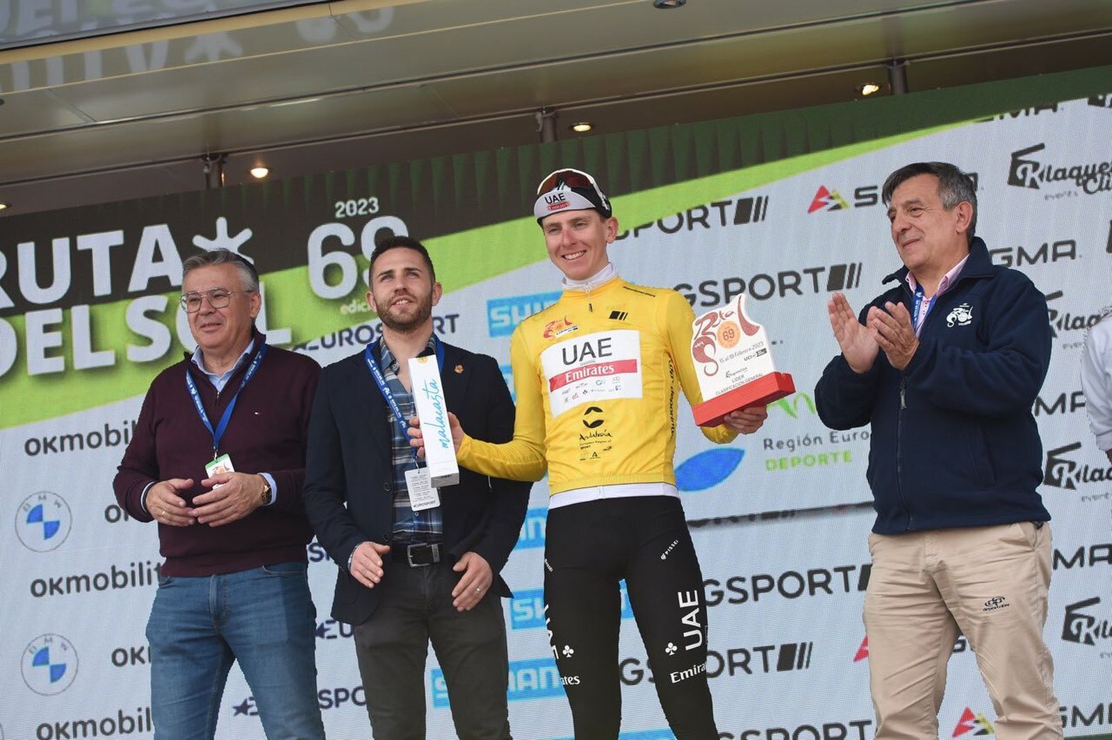 Tadej Pogacar posa con las autoridades tras ganar la etapa.