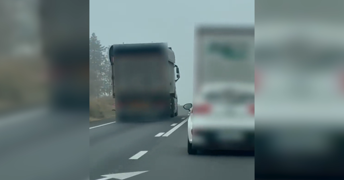 La temeridad de un camionero: adelanta a un coche y a otro camión en un tramo ascendente con escasa visibilidad