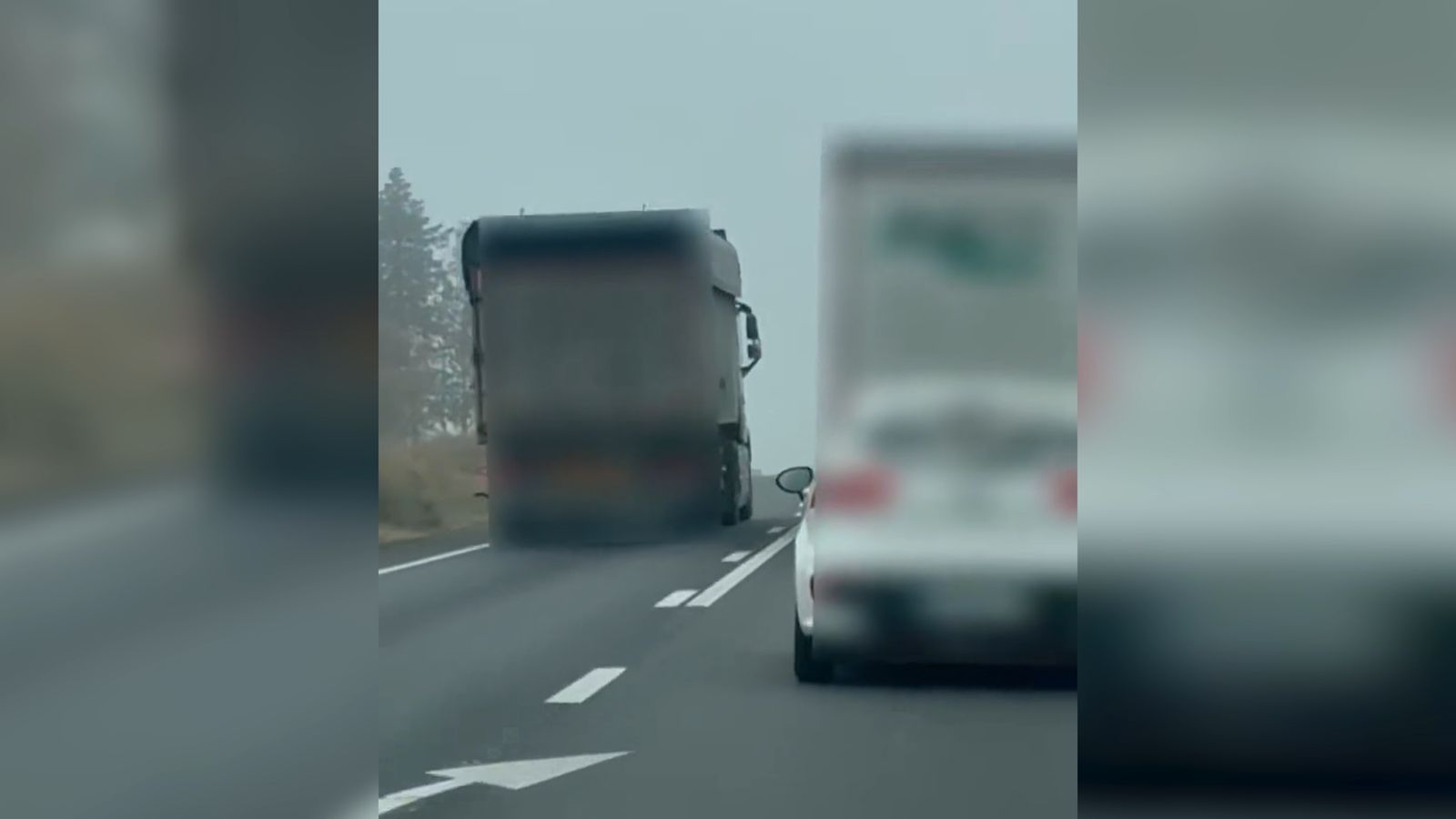 La temeridad de un camionero: adelanta en carretera saltándose la línea continua