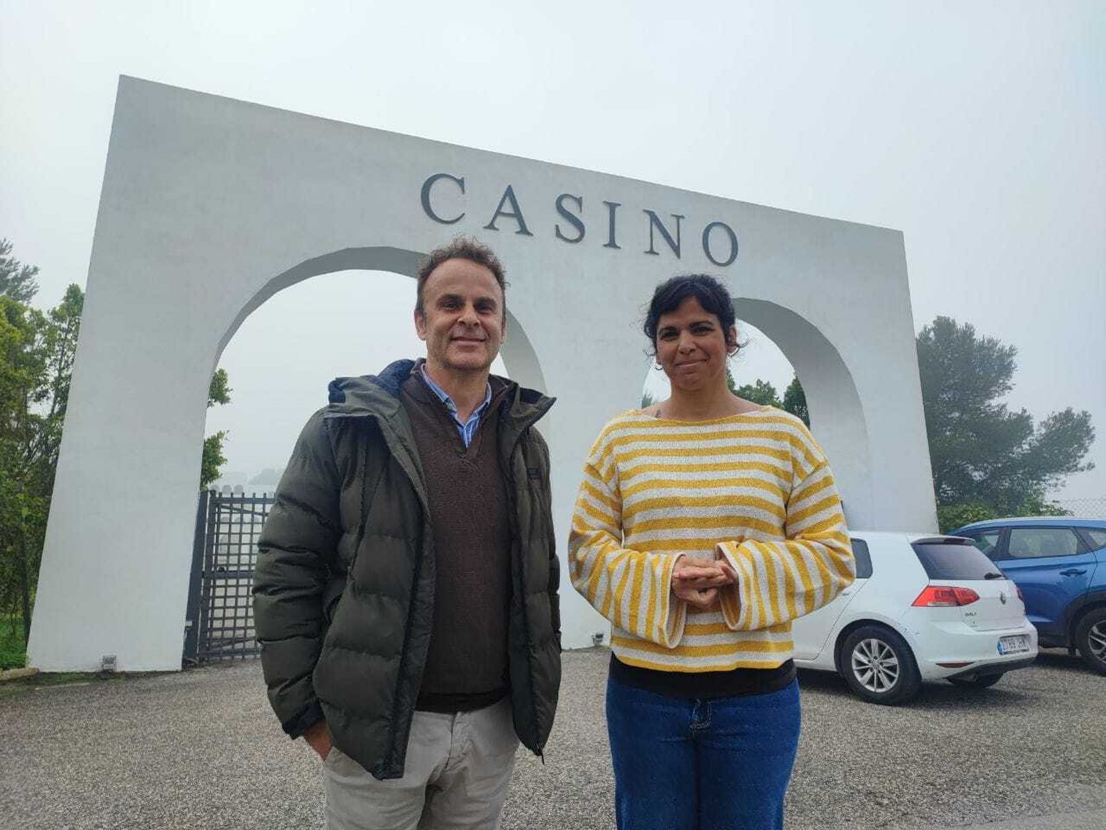Teresa Rodríguez y Alejandro Gutiérrez, ante el Casino Bahía de Cádiz.