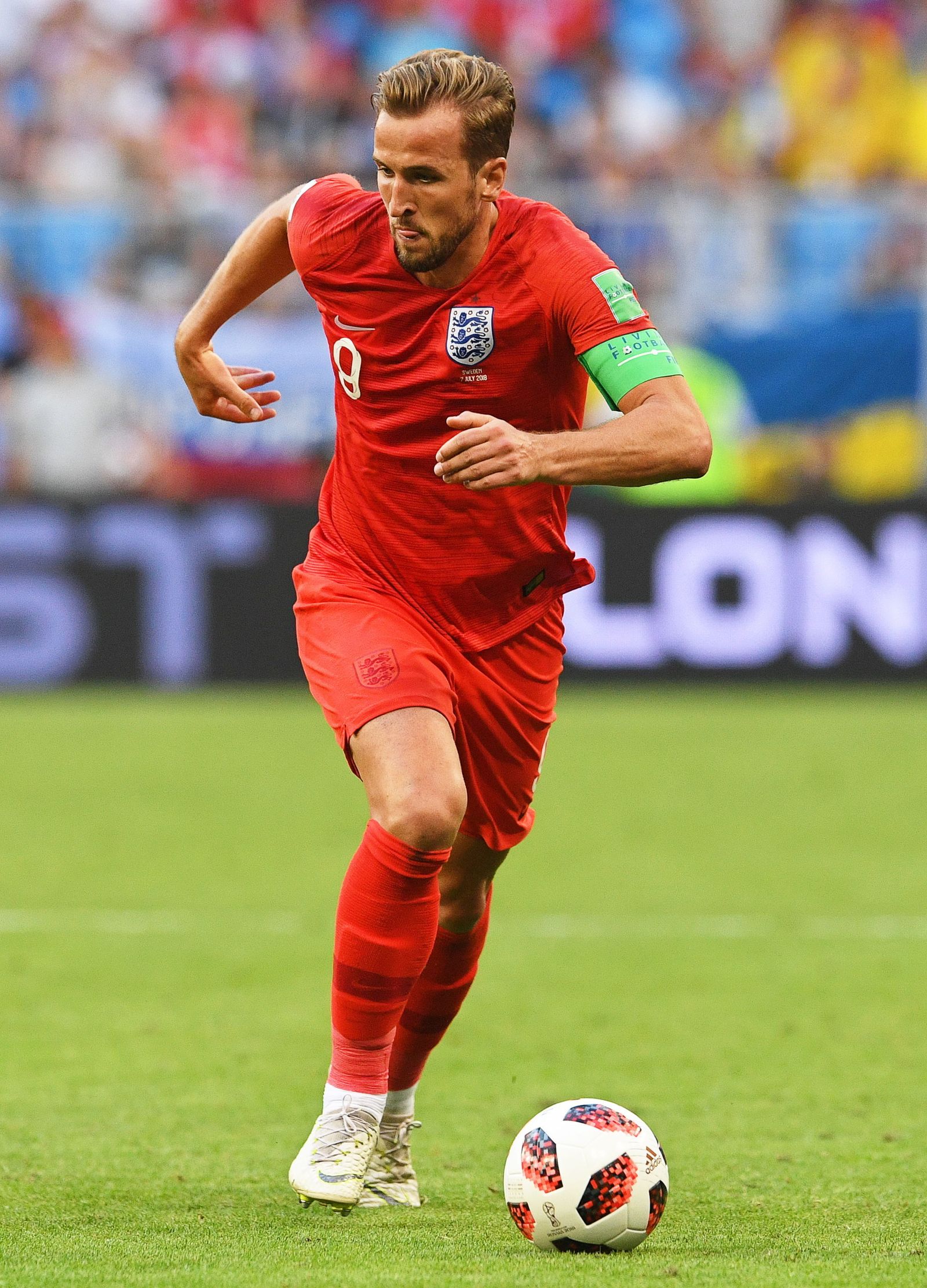Harry Kane conduce el balón en el encuentro ante Suecia.