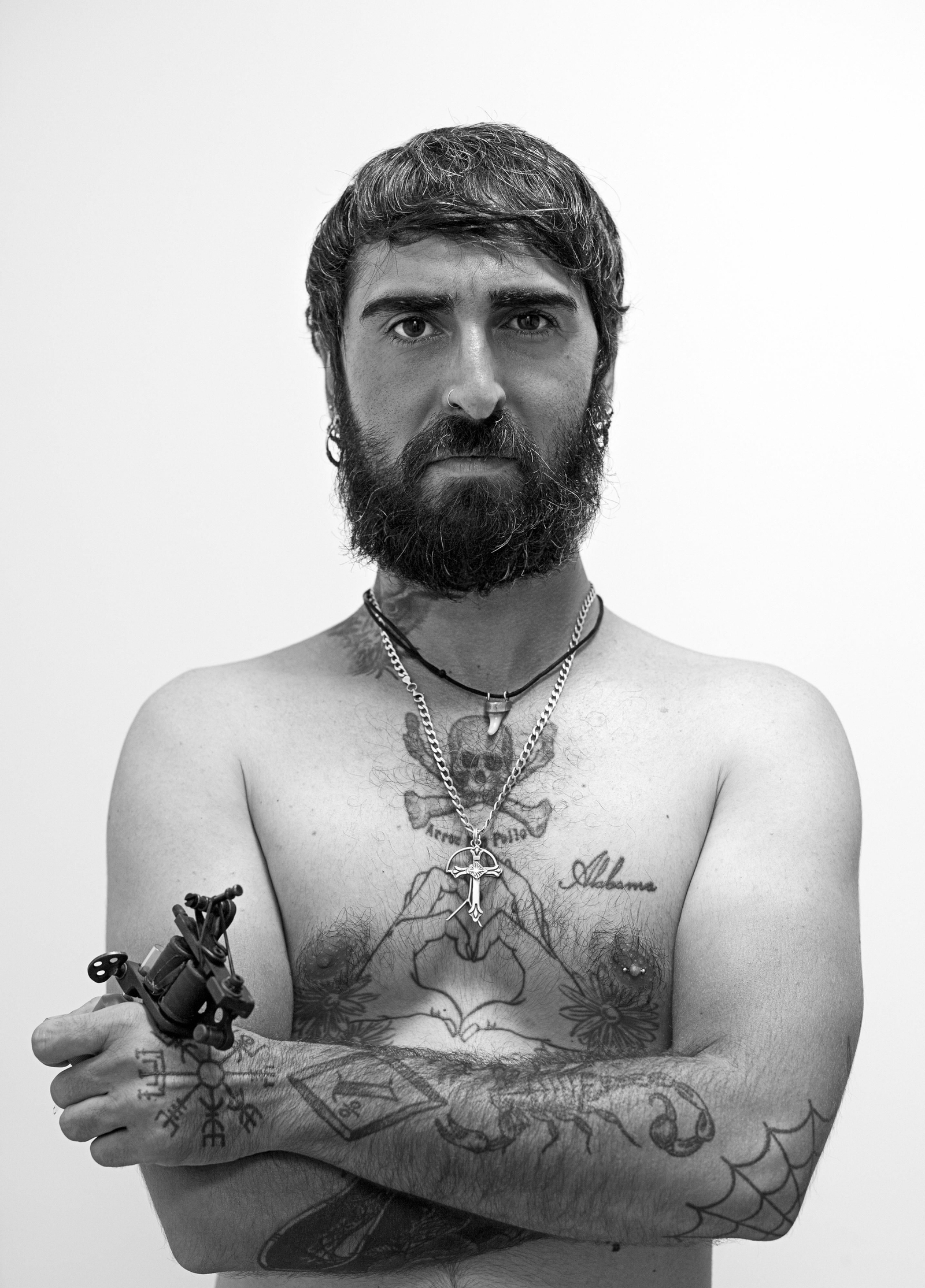 Manu Gallardo y su máquina de tatuar