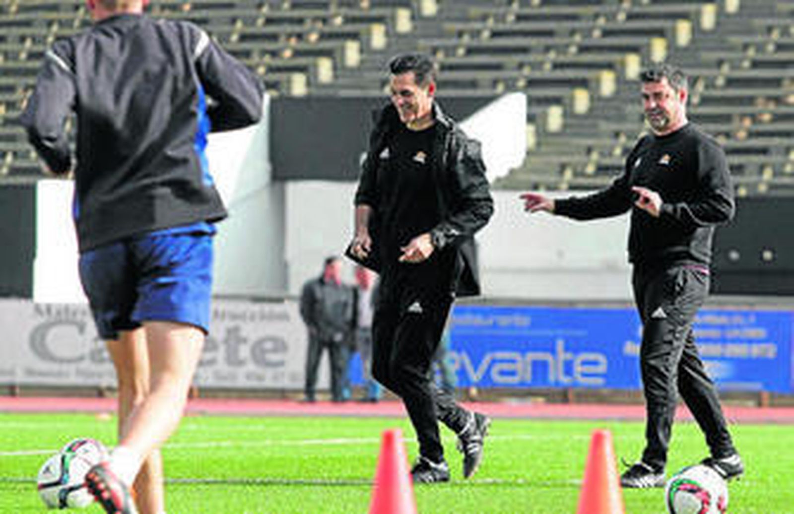 Mane (derecha), junto a Manolo Ruiz en un enttenamiento del curso recién terminado.