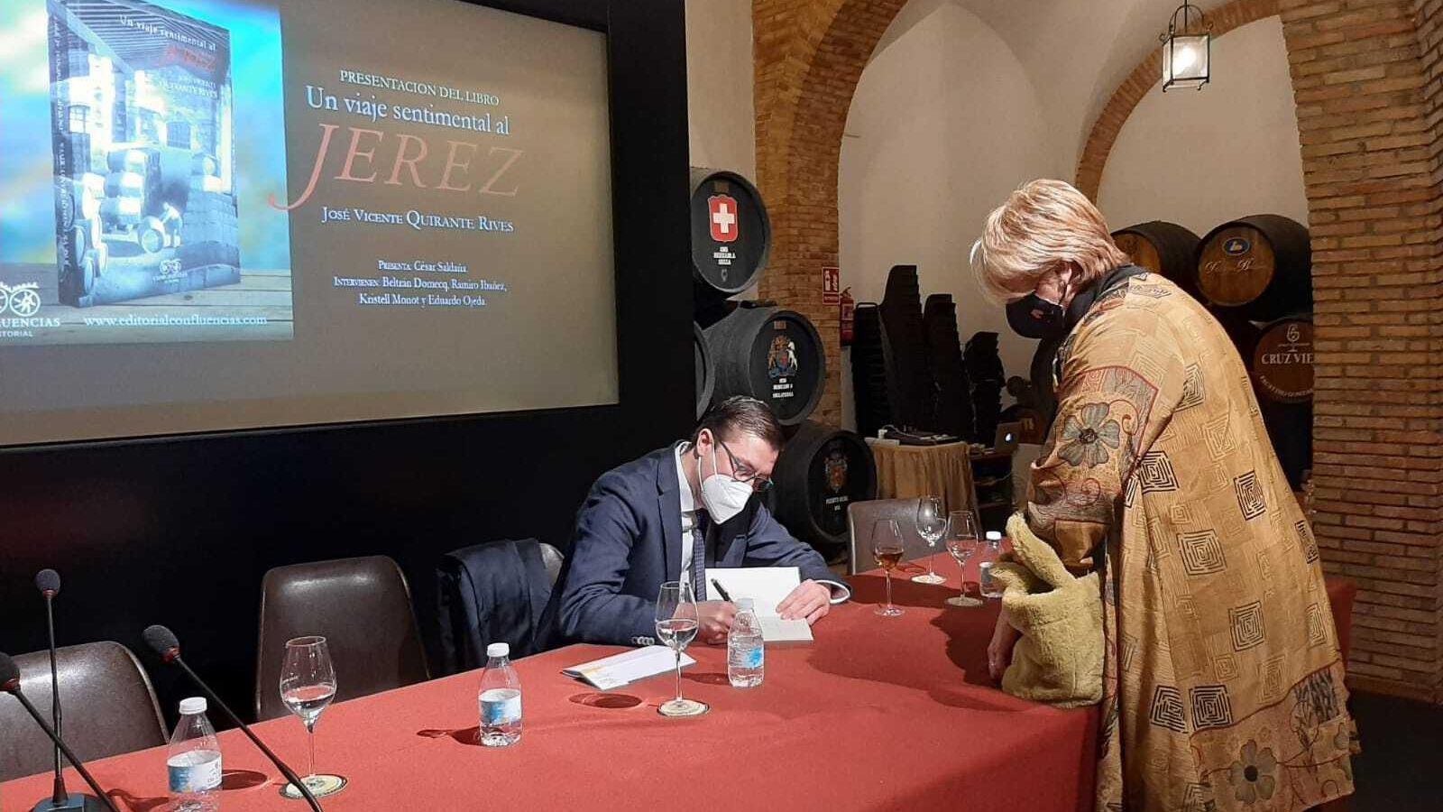 El autor firma un ejemplar del libro durante la presentación de 'Un viaje sentimental al jerez' en el Consejo Regulador. El autor firma un ejemplar del libro durante la presentación de 'Un viaje sentimental al jerez' en el Consejo Regulador.