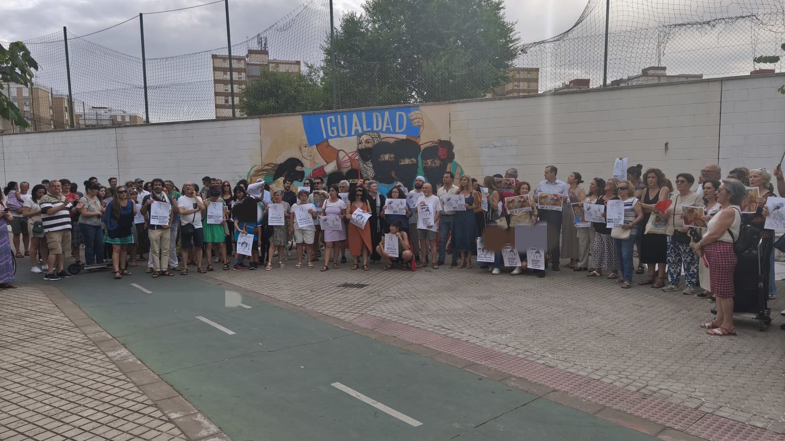 Vecinos se concentran delante del mural vandalizado.