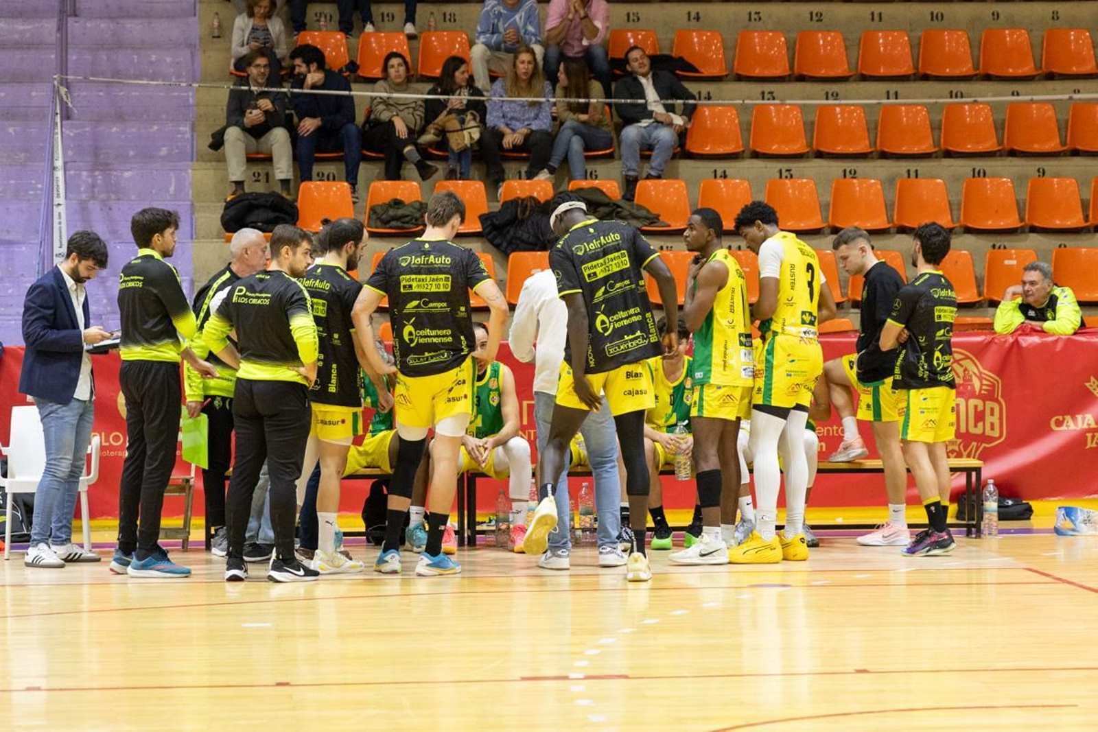 La Salobreja vibra con el derbi de la capital entre Jaén CB y Jaén FS, en imágenes