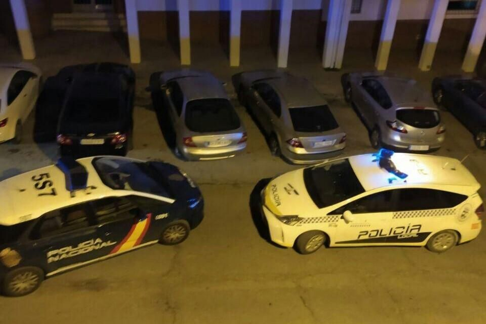 Vehículos de la Policía Nacional y Local.