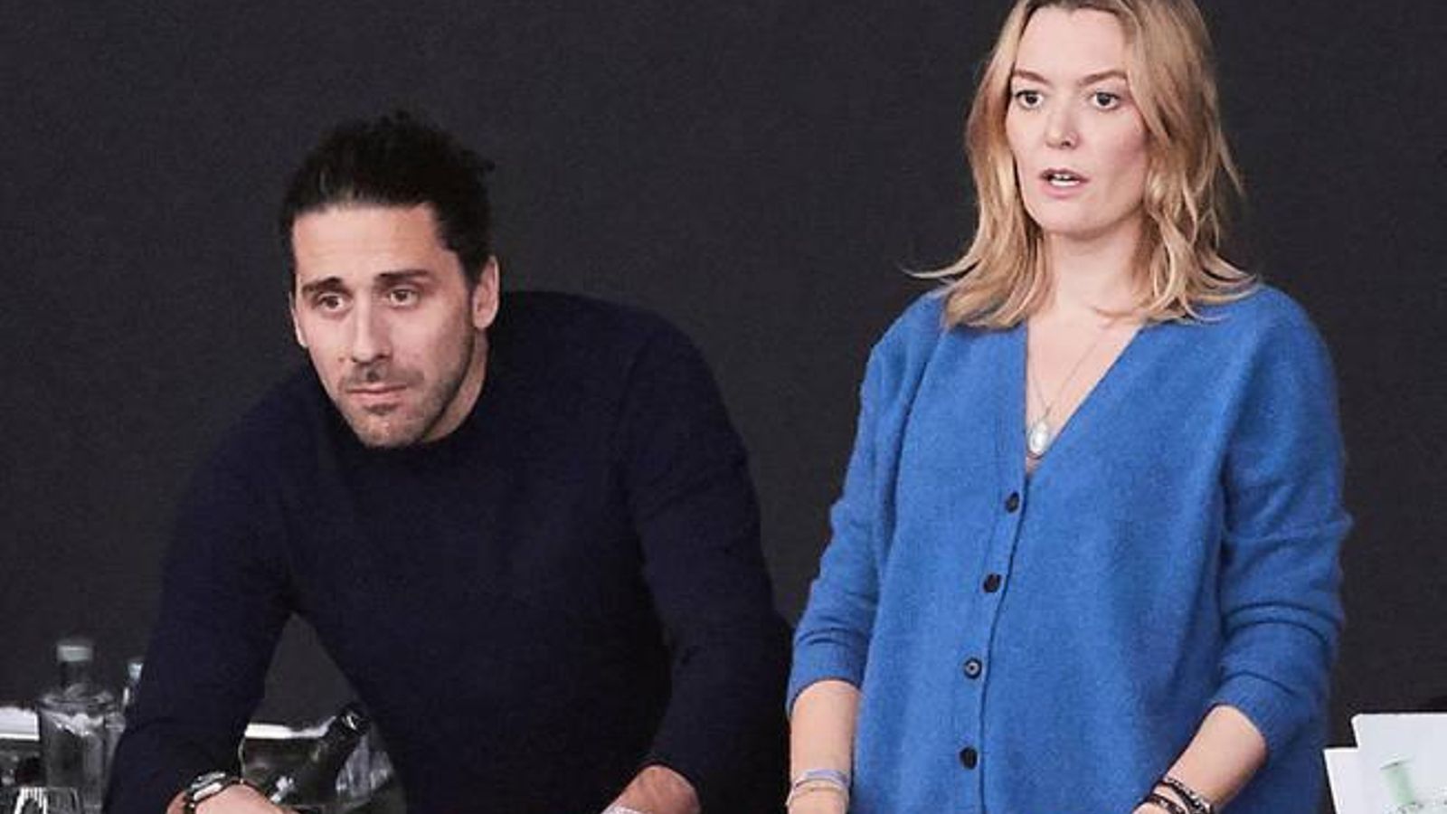 Marta, embarazada, con su esposo en la hípica.