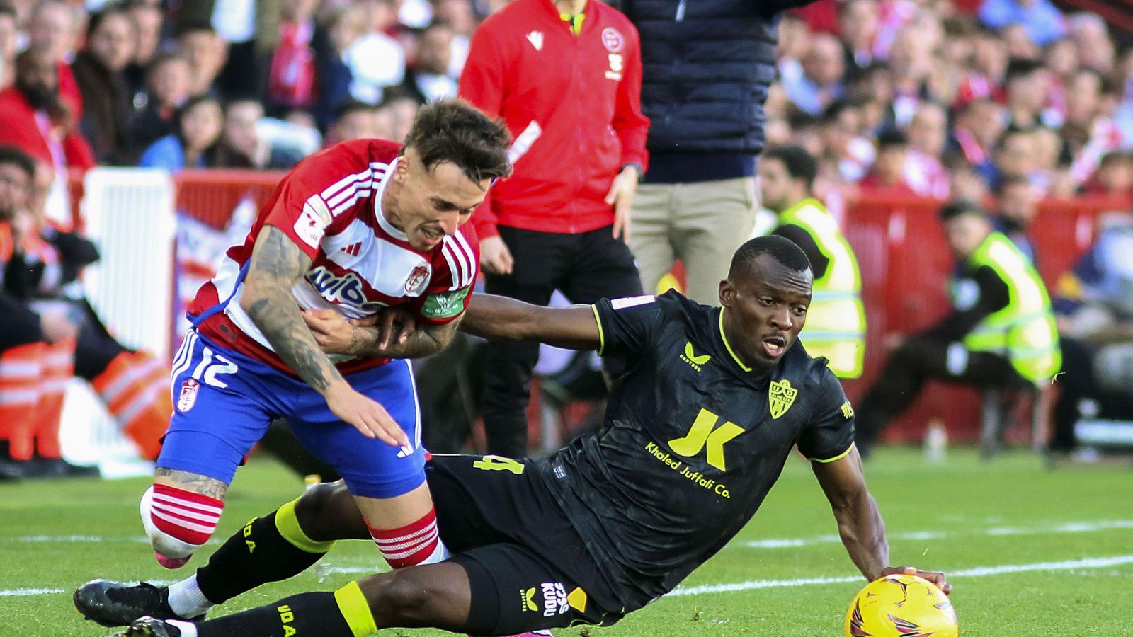 Langa en una acción defensiva ante Ricard en Los Cármenes
