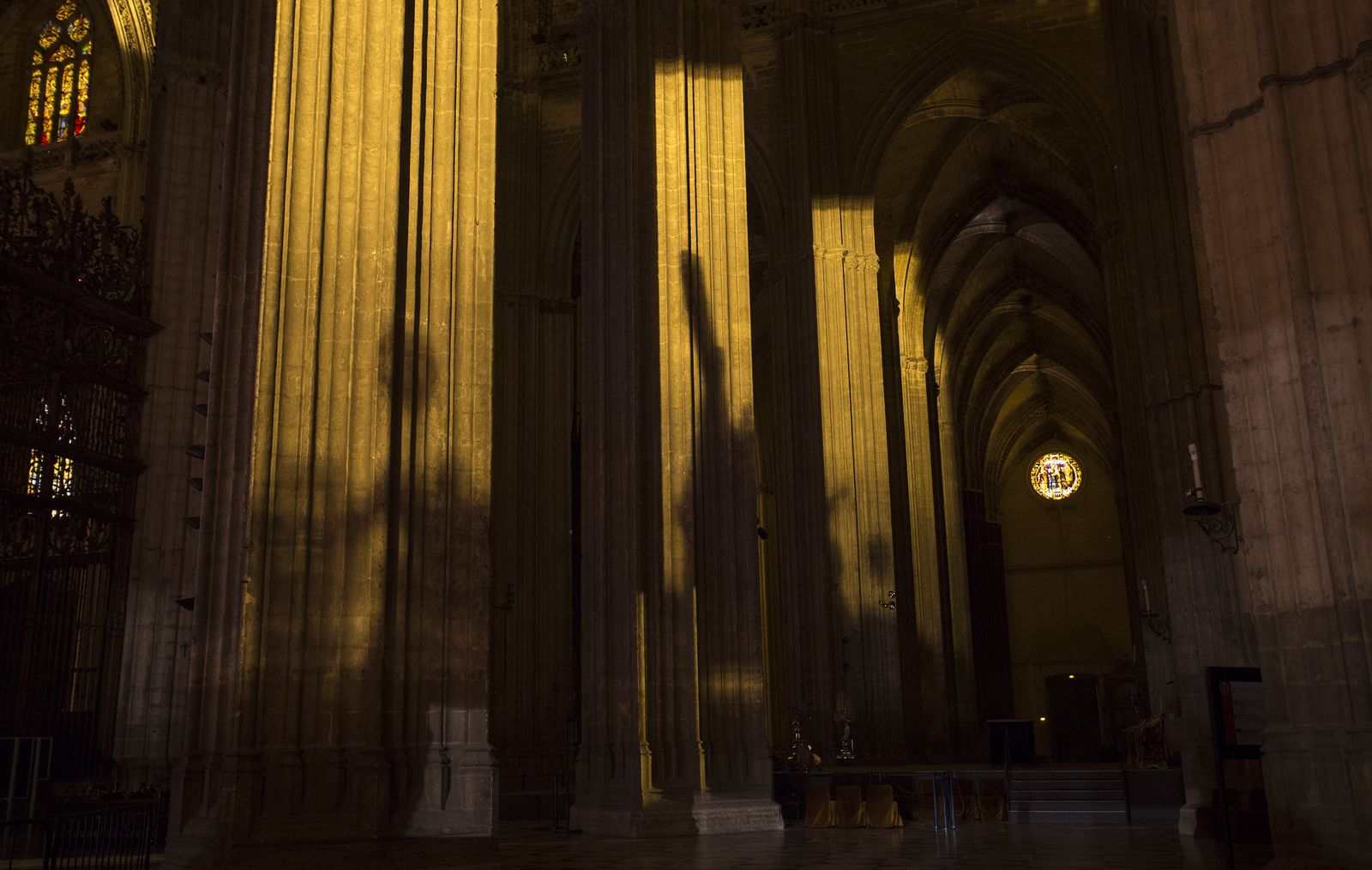 El paso de las hermandades de la Madrugada por la Catedral de Sevilla