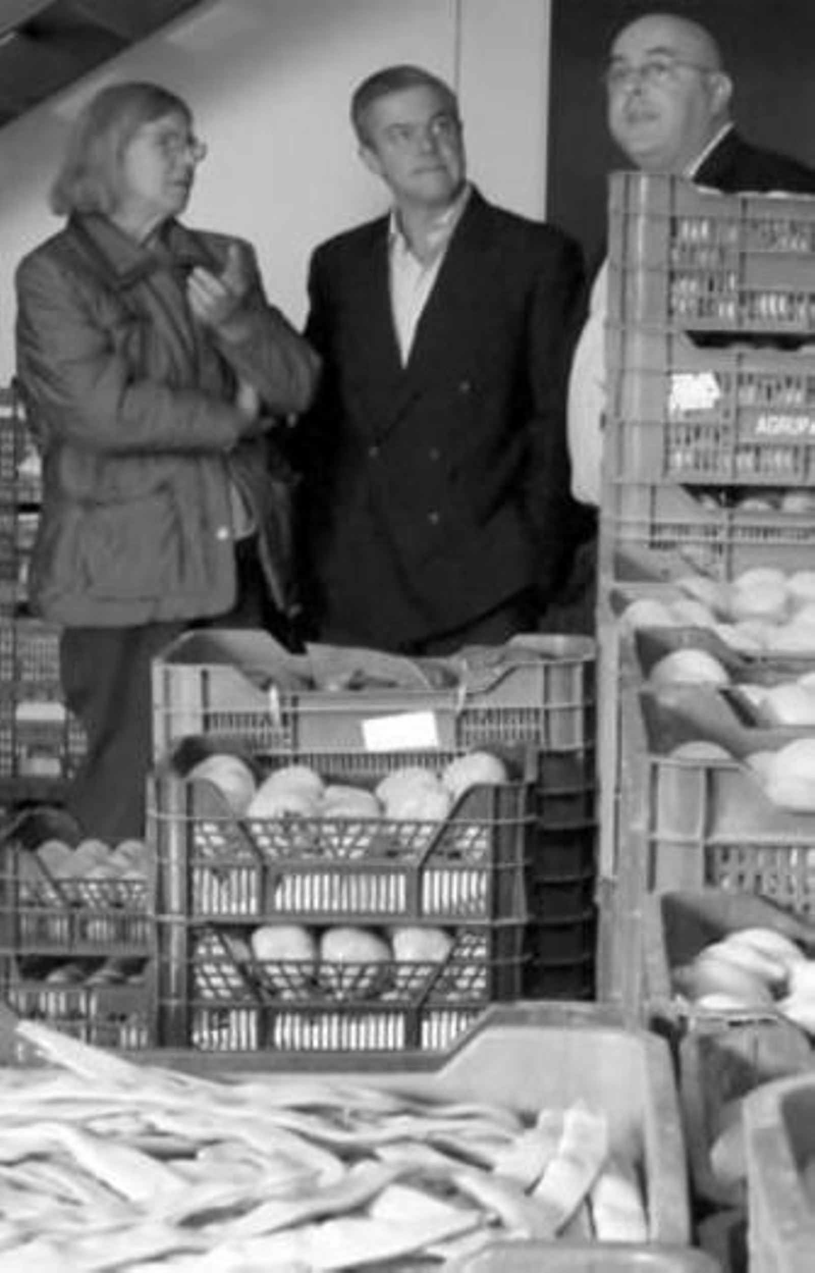 Una vendedora habla con Juárez y Aguilera durante la visita de éstos.