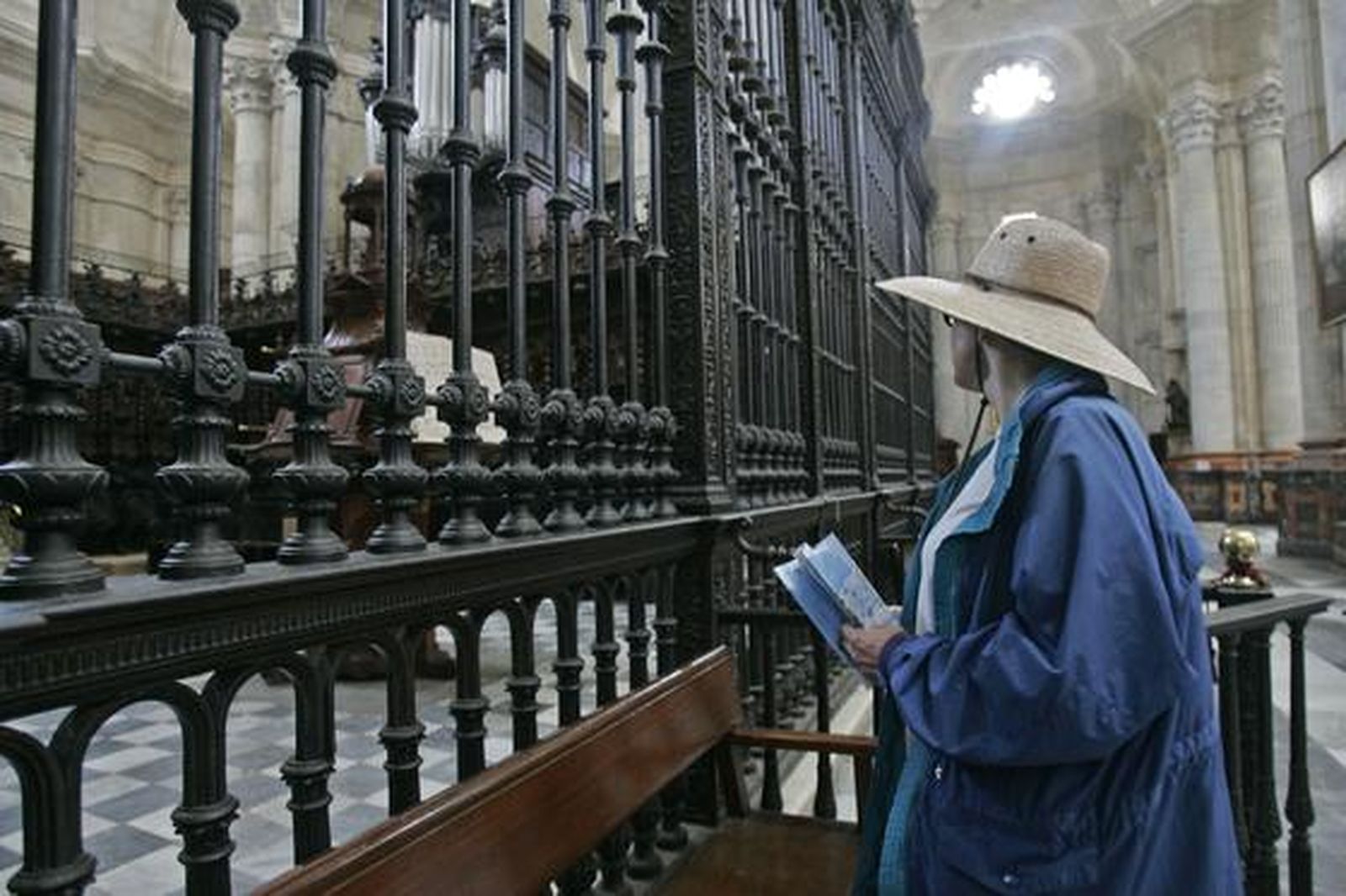 Unos 3.000 cruceristas visitan Cádiz con las escalas del ´Eurodam´ y ´Le Diamant´ en el mes por excelencia de los cruceros. 

Foto: Lourdes de Vicente