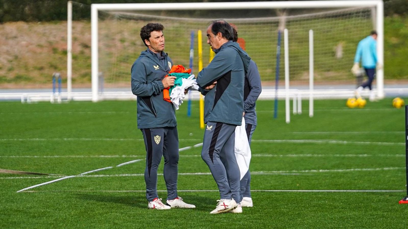 El técnico habla con su staff sobre el verde del Anexo de los Juegos Mediterráneos.