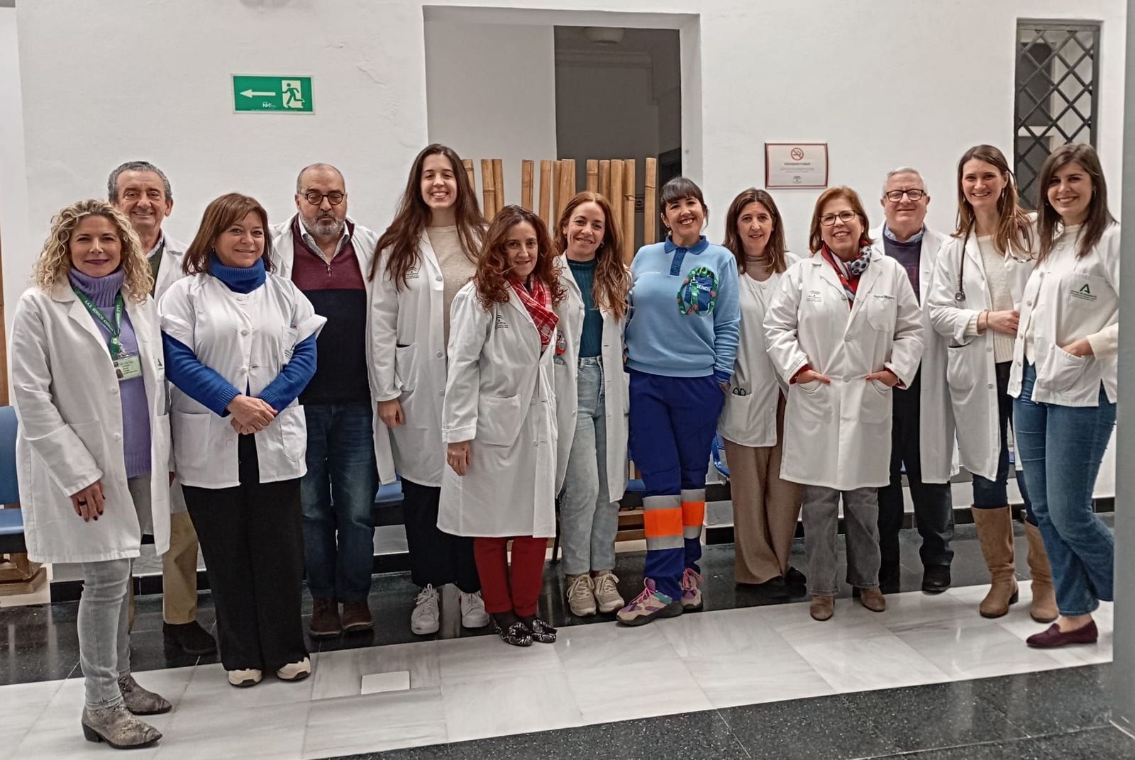 Profesionales del centro de salud de Montellano con residentes.