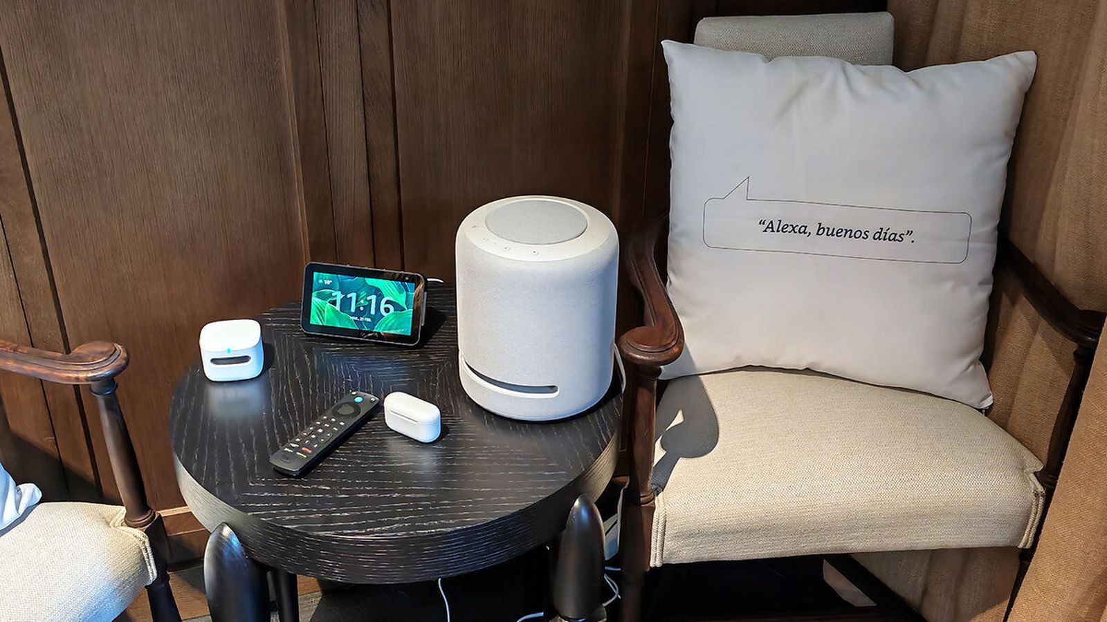 Imagen de una pequeña sala con varios dispositivos Alexa