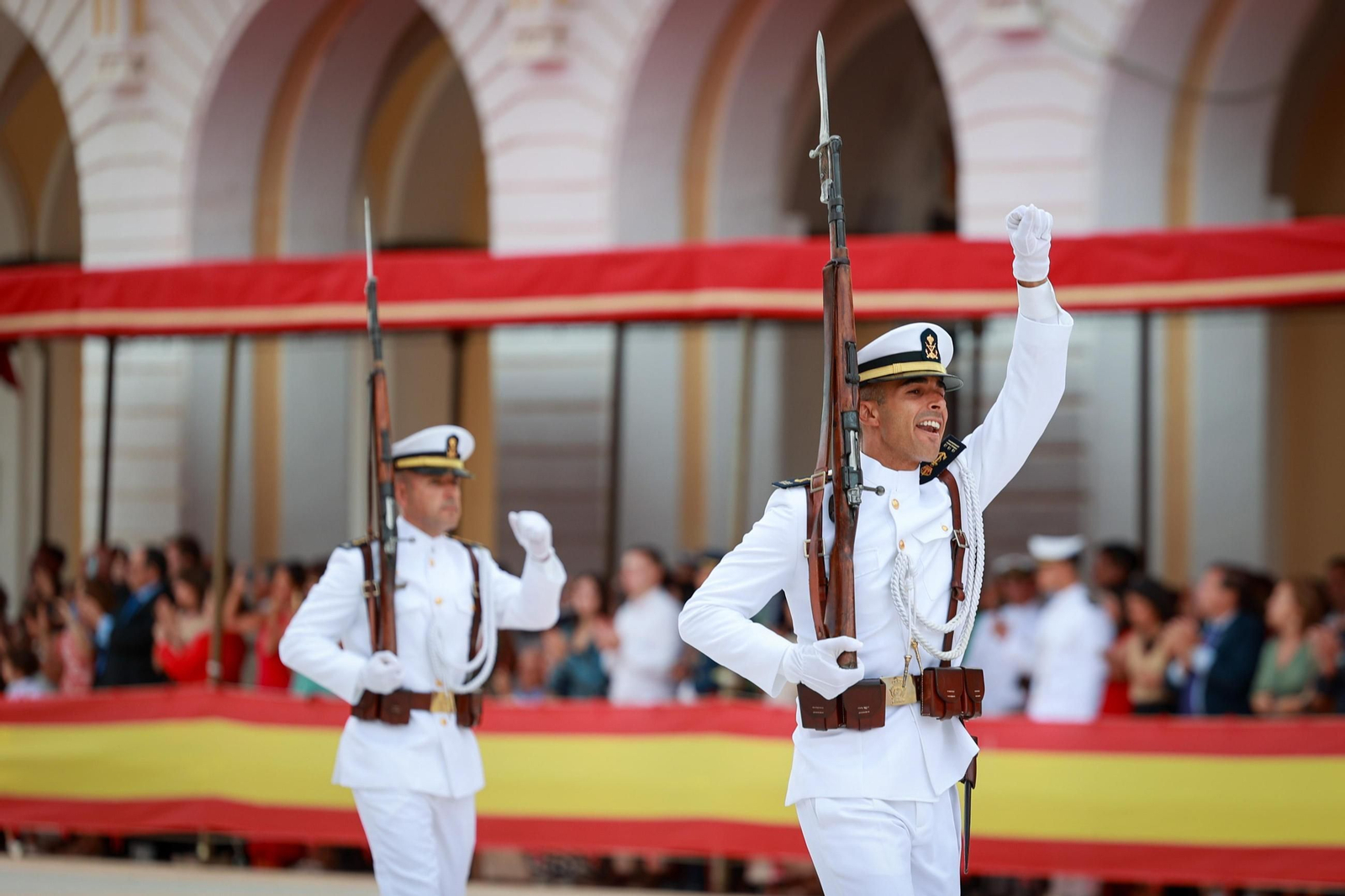 Las imágenes de la entrega de despachos a los nuevos suboficiales de la Armada que ha presidido el Rey en San Fernando