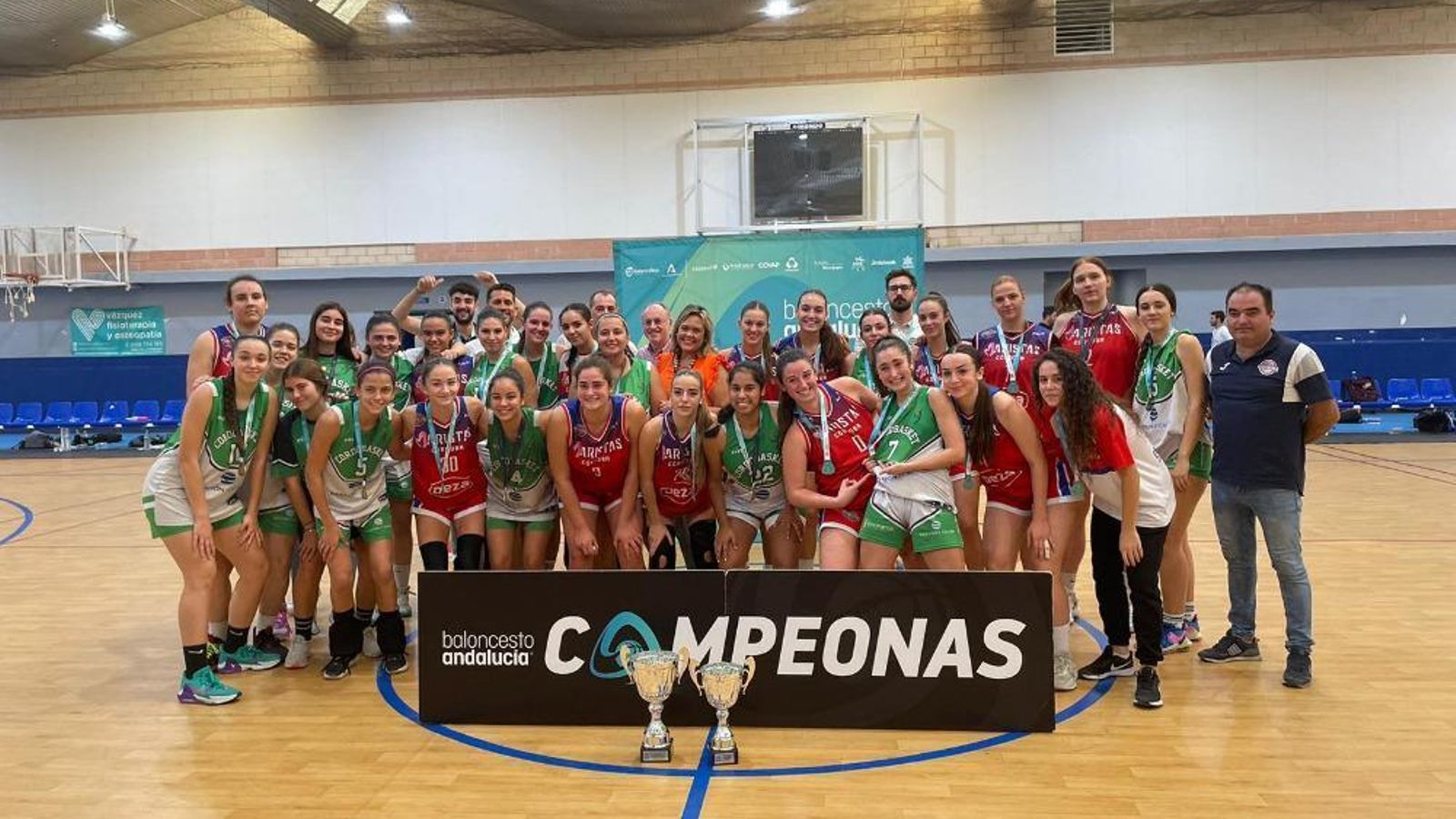 Cordobasket y Deza Maristas posan juntos tras la conclusión del partido.