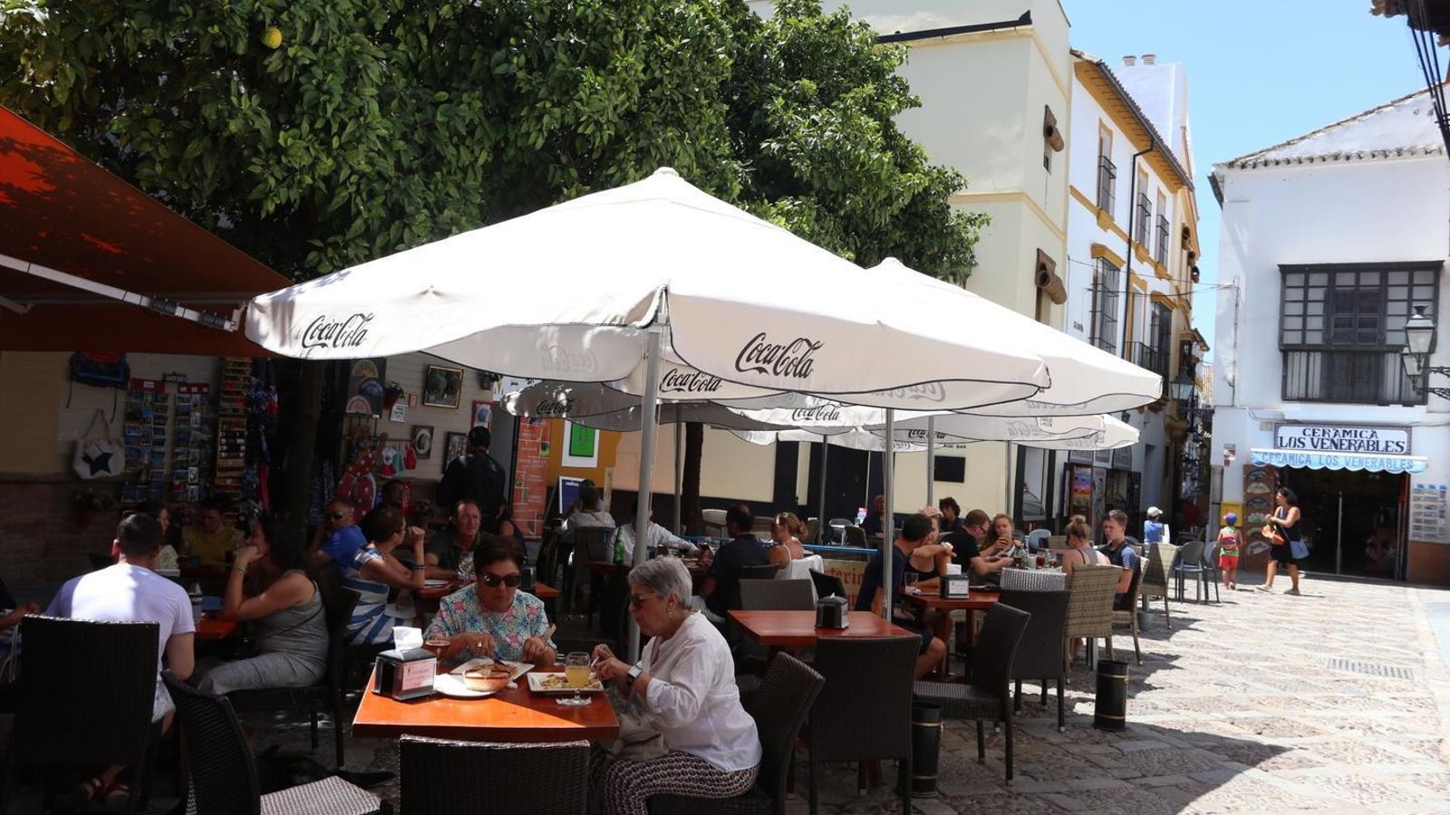 Veladores en la Plaza de los Venerables.
