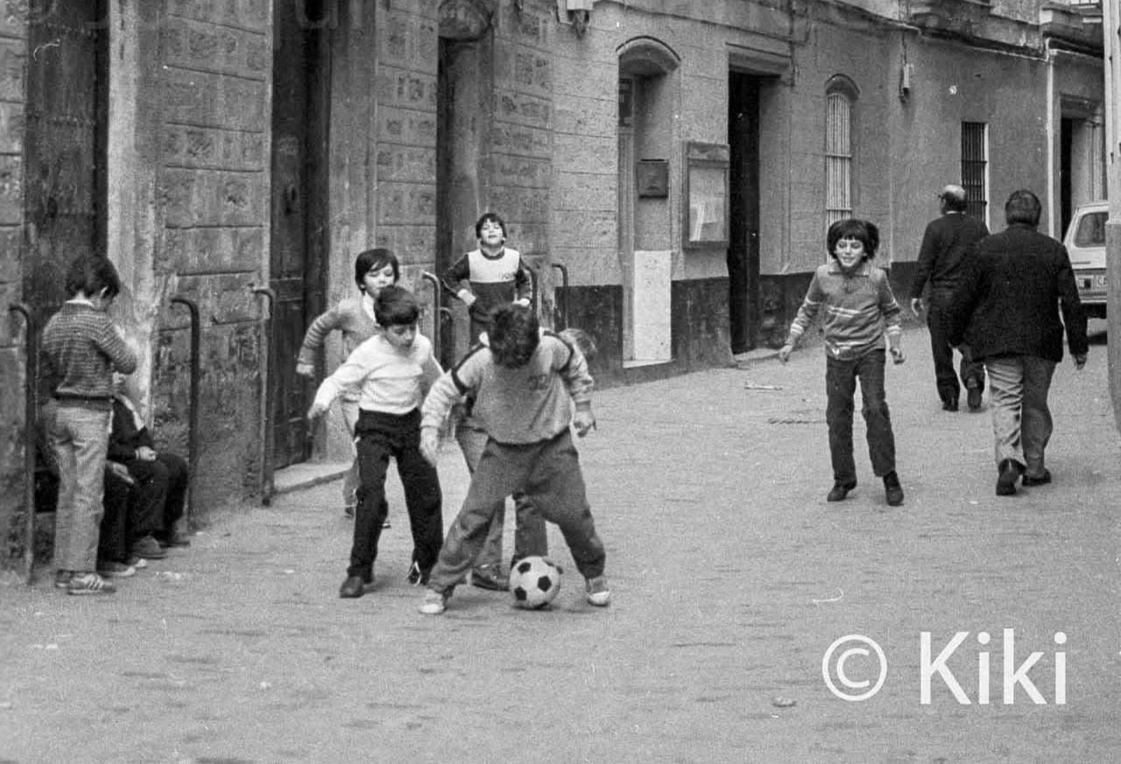 Partido en la calle San Juan hace 40 años. Foto Kiki