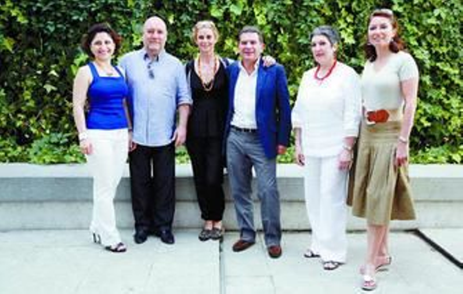 Las cantantes y actrices de 'La casa de Bernarda Alba', junto al director y compositor Miquel Ortega.