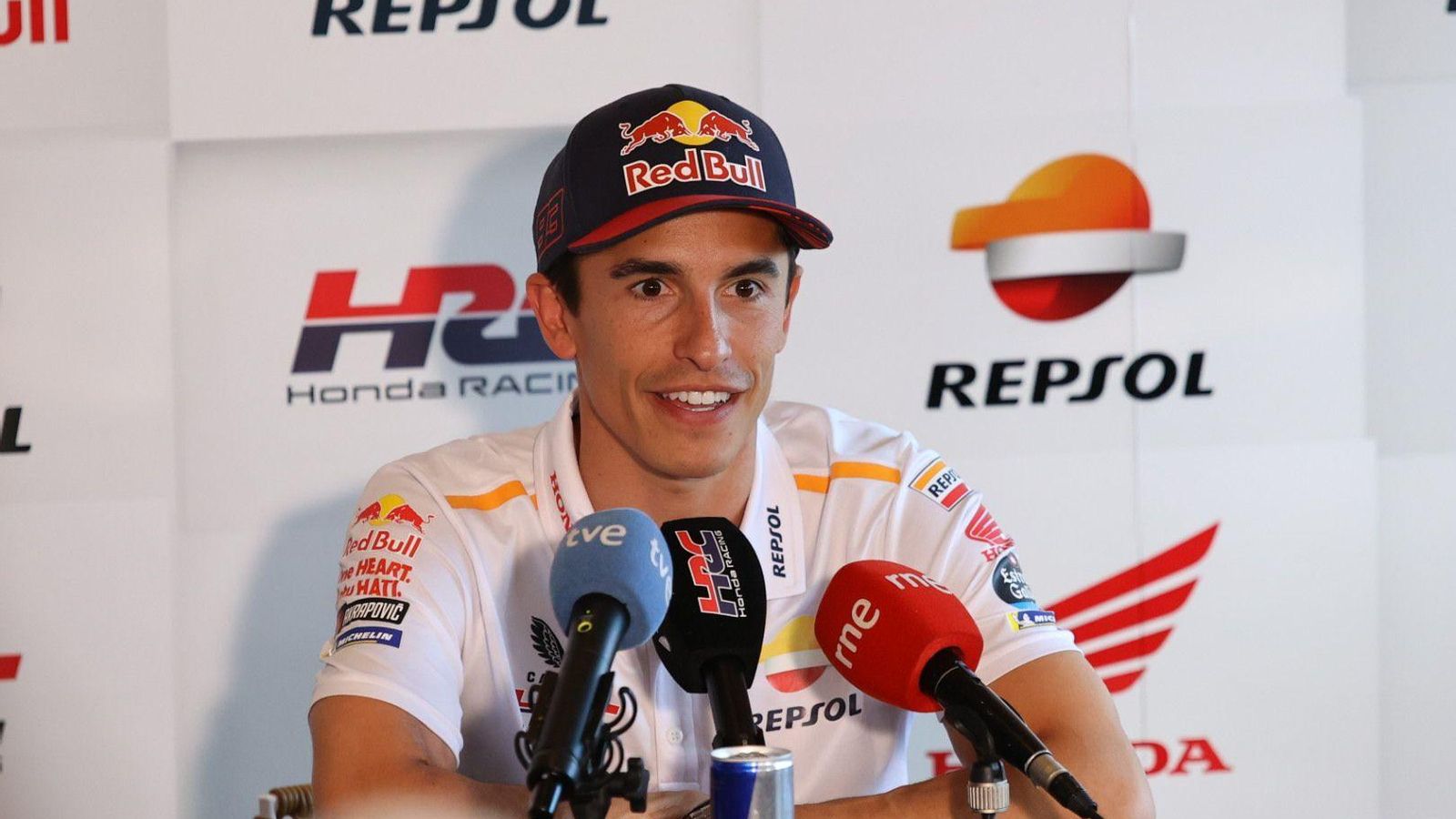 Márquez, sonriente pese a todo. Márquez, sonriente pese a todo.