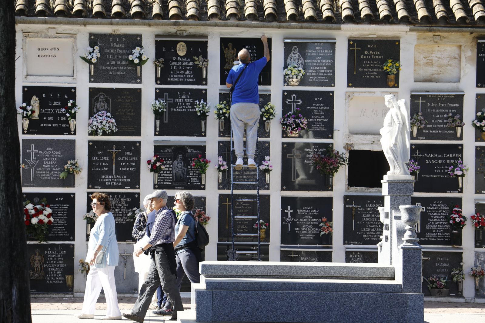 Las imágenes del día de Los Santos en los cementerios de Córdoba