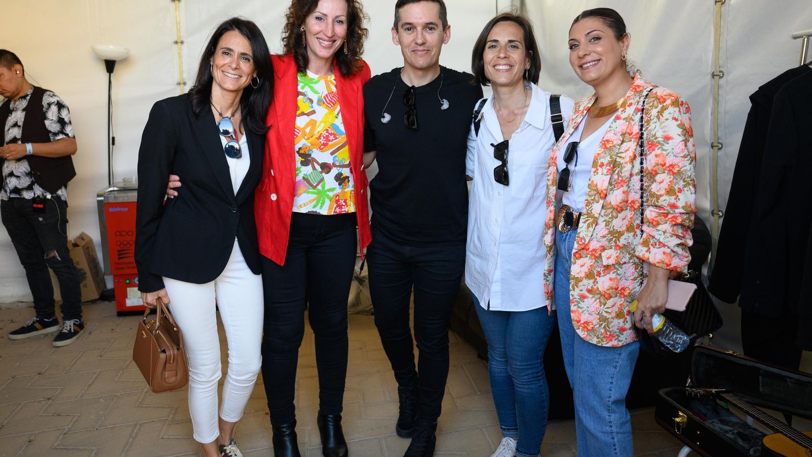 Jorge Ruiz, cantante de Maldita Nerea, posa junto a la alcaldesa María del Mar Vázquez.