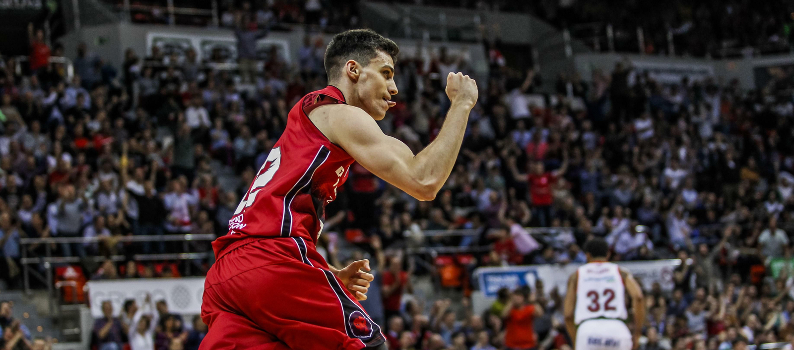 Carlos Alocén celebra una canasta.