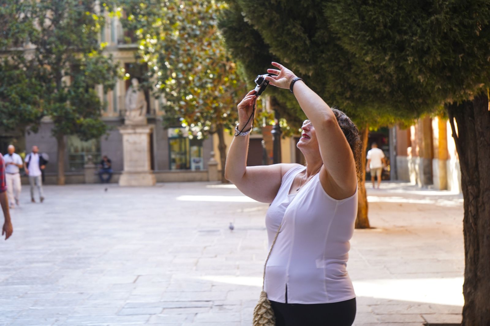Una turista fotografía la Catedral de Granada