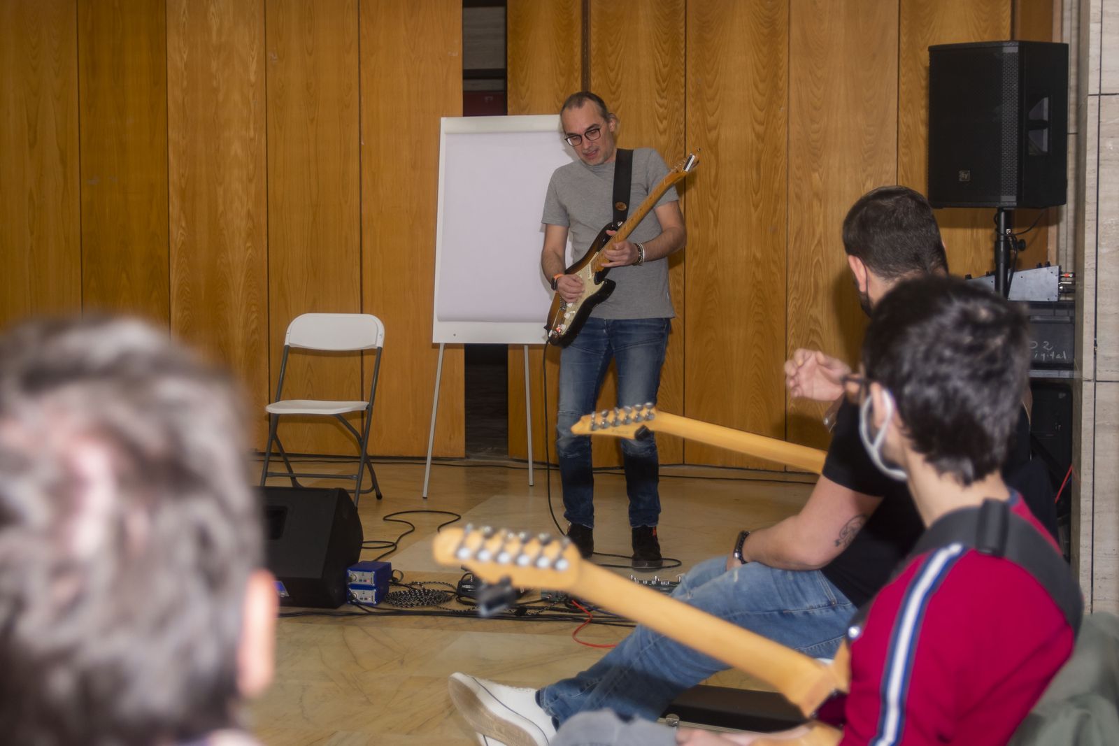 El guitarrista Ludovico Vagnone da una clase magistral.